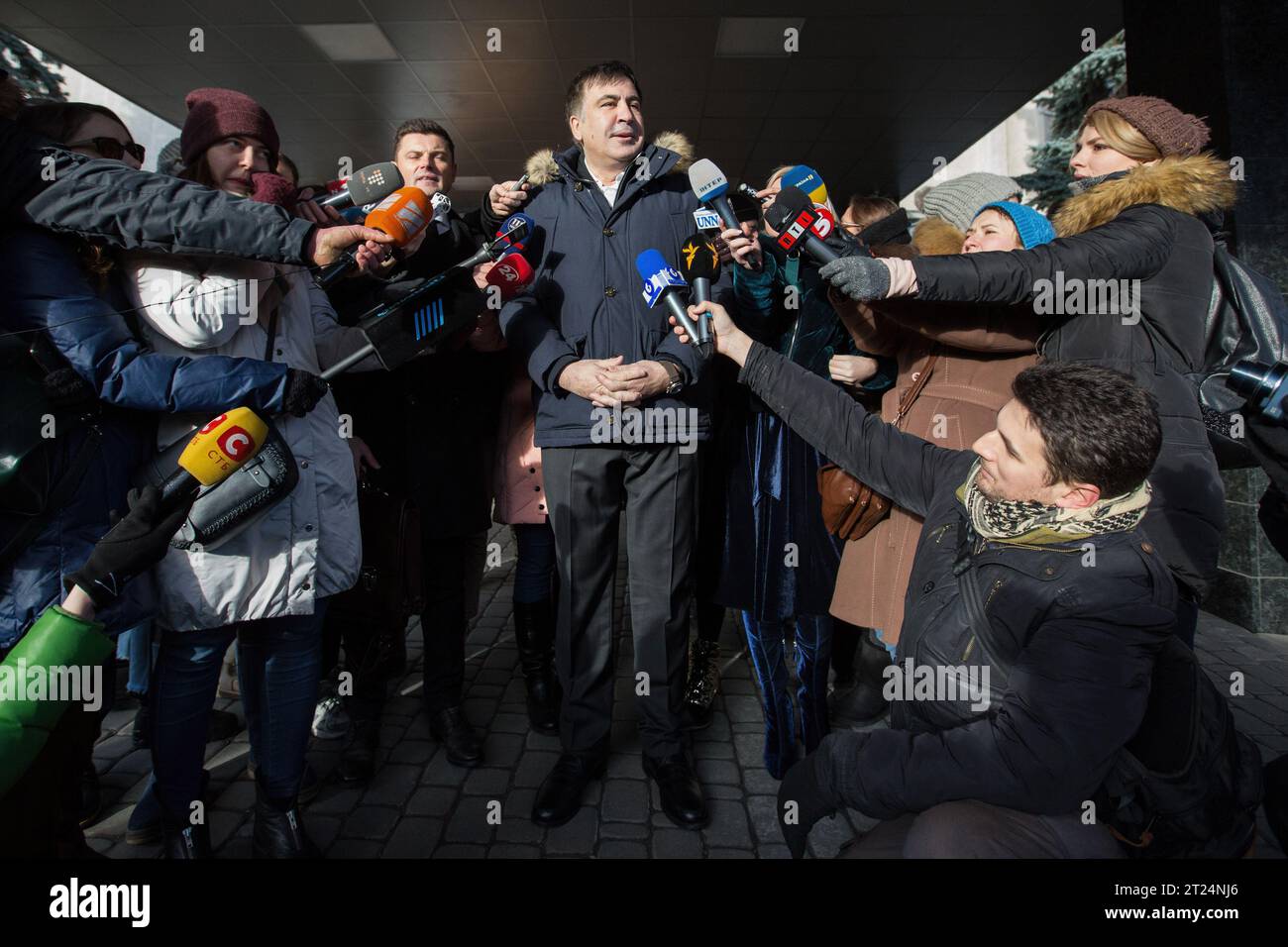 Der georgische und ukrainische Staatsmann und politische Figur Michail Saakaschwili spricht bei der Ankunft im Büro des Sicherheitsdienstes der Ukraine zu den Medien, um Fragen im Zusammenhang mit seinen oppositionellen Aktivitäten zu stellen. Stockfoto