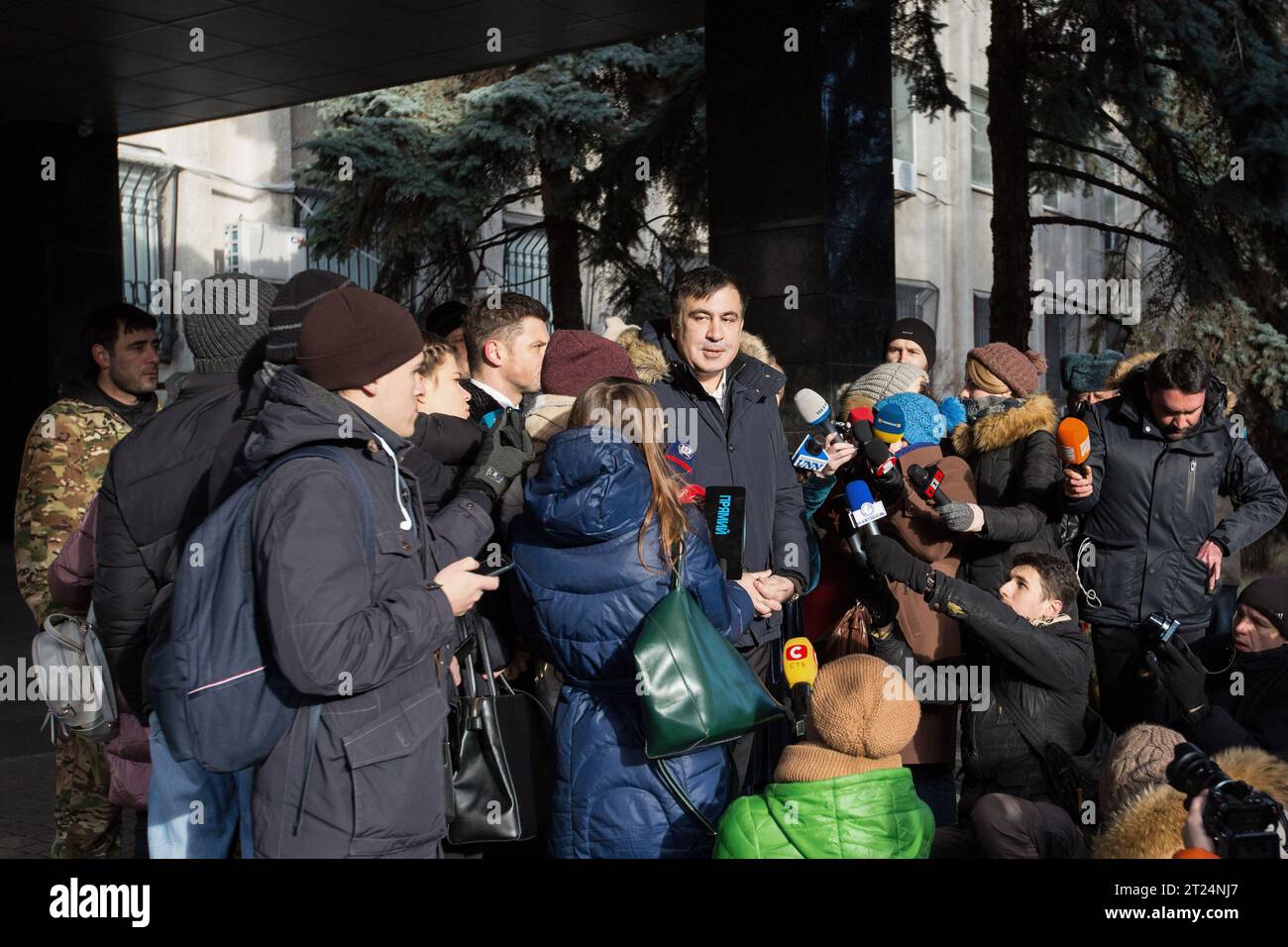 Der georgische und ukrainische Staatsmann und politische Figur Michail Saakaschwili spricht bei der Ankunft im Büro des Sicherheitsdienstes der Ukraine zu den Medien, um Fragen im Zusammenhang mit seinen oppositionellen Aktivitäten zu stellen. Stockfoto