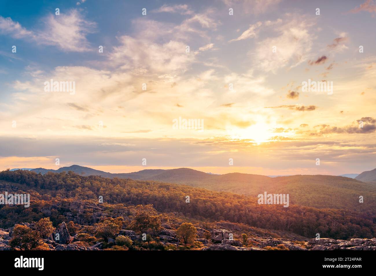 Der berühmte Aussichtspunkt Pinnacle mit atemberaubendem Blick auf die Berge des Grampians National Park bei Sonnenuntergang, Halls Gap, Victoria, Australien Stockfoto