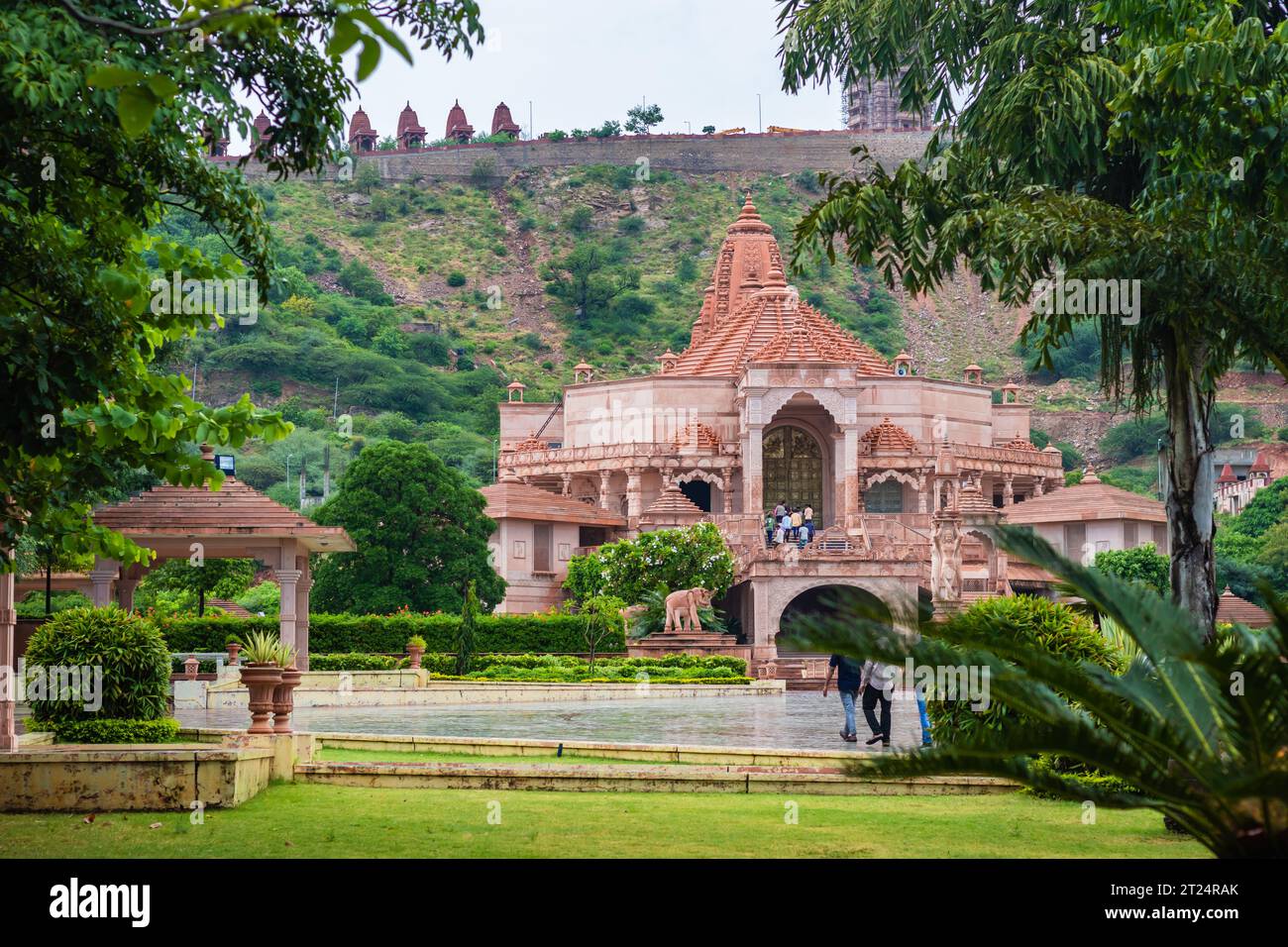 Der kunstvolle jain-Tempel aus rotem Stein am Morgen aus einem einzigartigen Blickwinkel wird in Shri Digamber Jain Gyanoday Tirth Kshetra, Nareli Jain Mandir, Ajmer, Ra aufgenommen Stockfoto