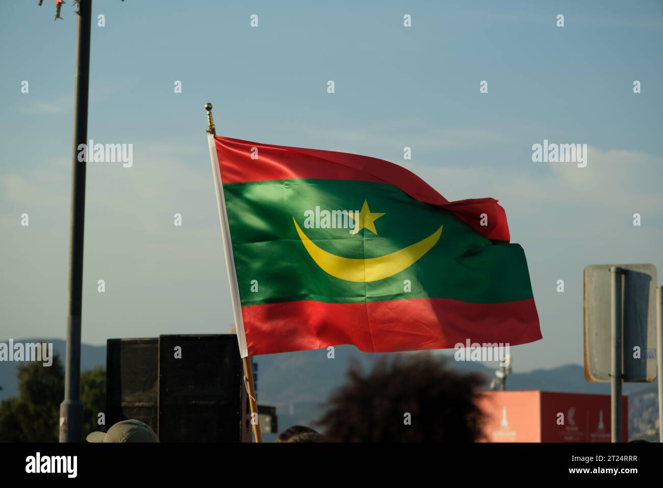 Mauretanische Flagge auf blauem Himmel. Stockfoto