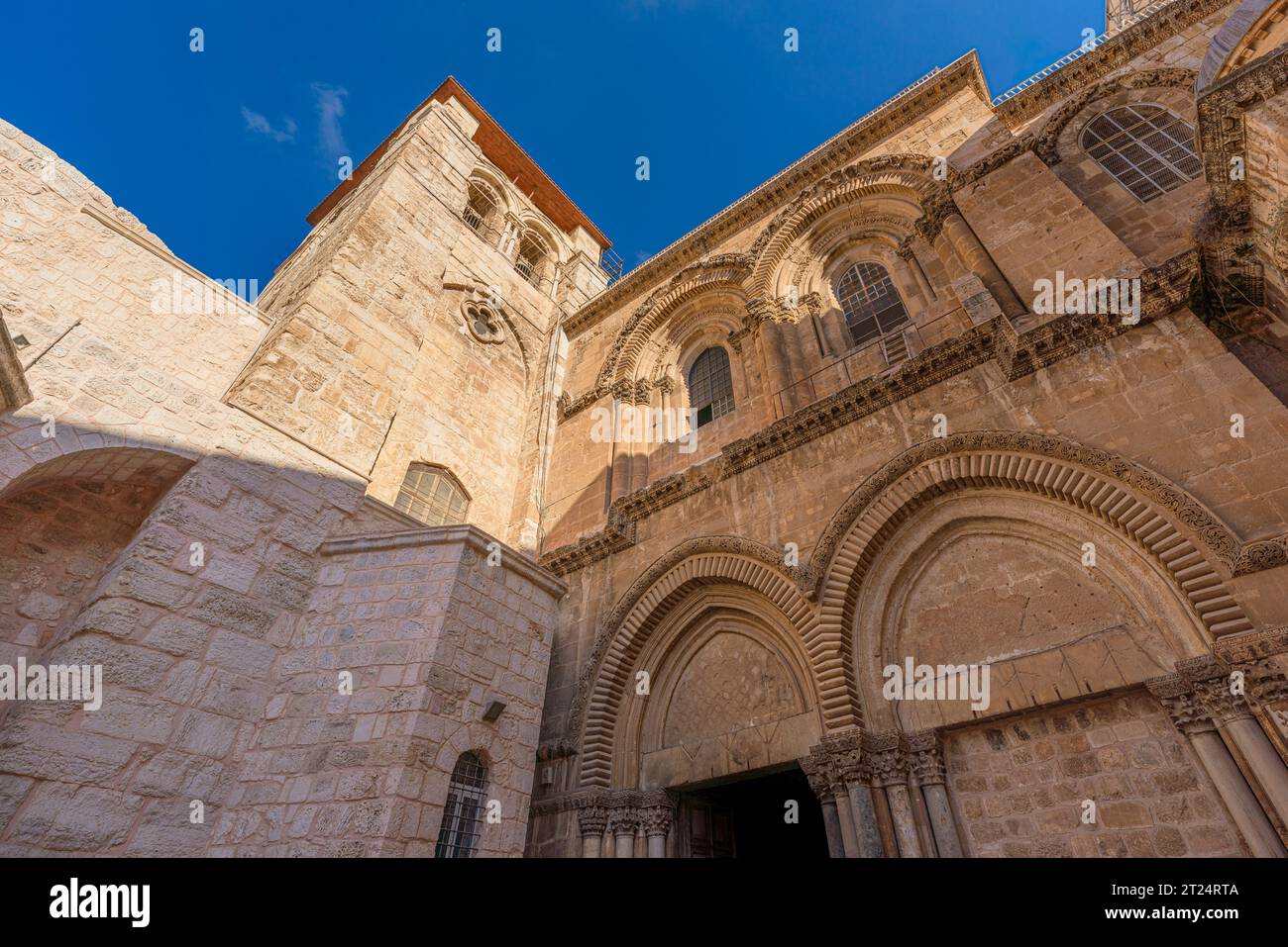Eintritt in die Grabeskirche im christlichen Viertel der Altstadt von Jerusalem Stockfoto