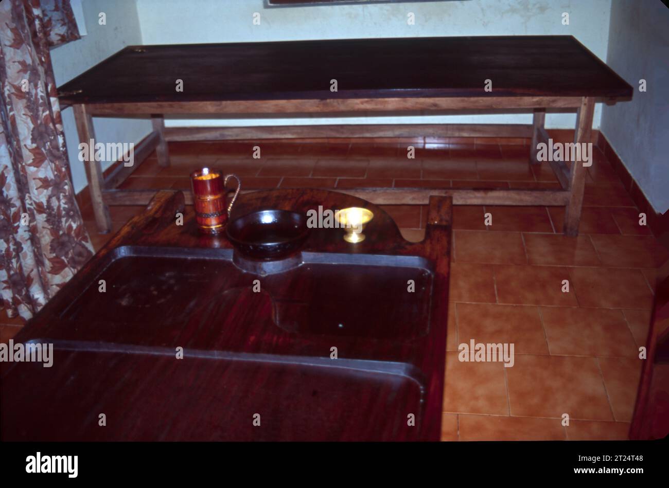 Ayurvedische Ölmassage, Abhyanga ist eine Massage, die mit warmem Öl durchgeführt wird. Das Öl wird auf den gesamten Körper aufgetragen, von der Kopfhaut bis zu den Fußsohlen. Es ist die beliebteste Massage im Ayurveda, ein traditionelles Heilsystem aus Indien. Ayurveda konzentriert sich auf die Erhaltung der Gesundheit durch natürliche Praktiken wie Massage. Kräutermassage hilft, Stress zu lindern, die Durchblutung zu verbessern, Gelenkschmerzen und Entzündungen zu reduzieren, entgiftet, fördert den Schlaf und sorgt für das allgemeine Wohlbefinden. Stockfoto