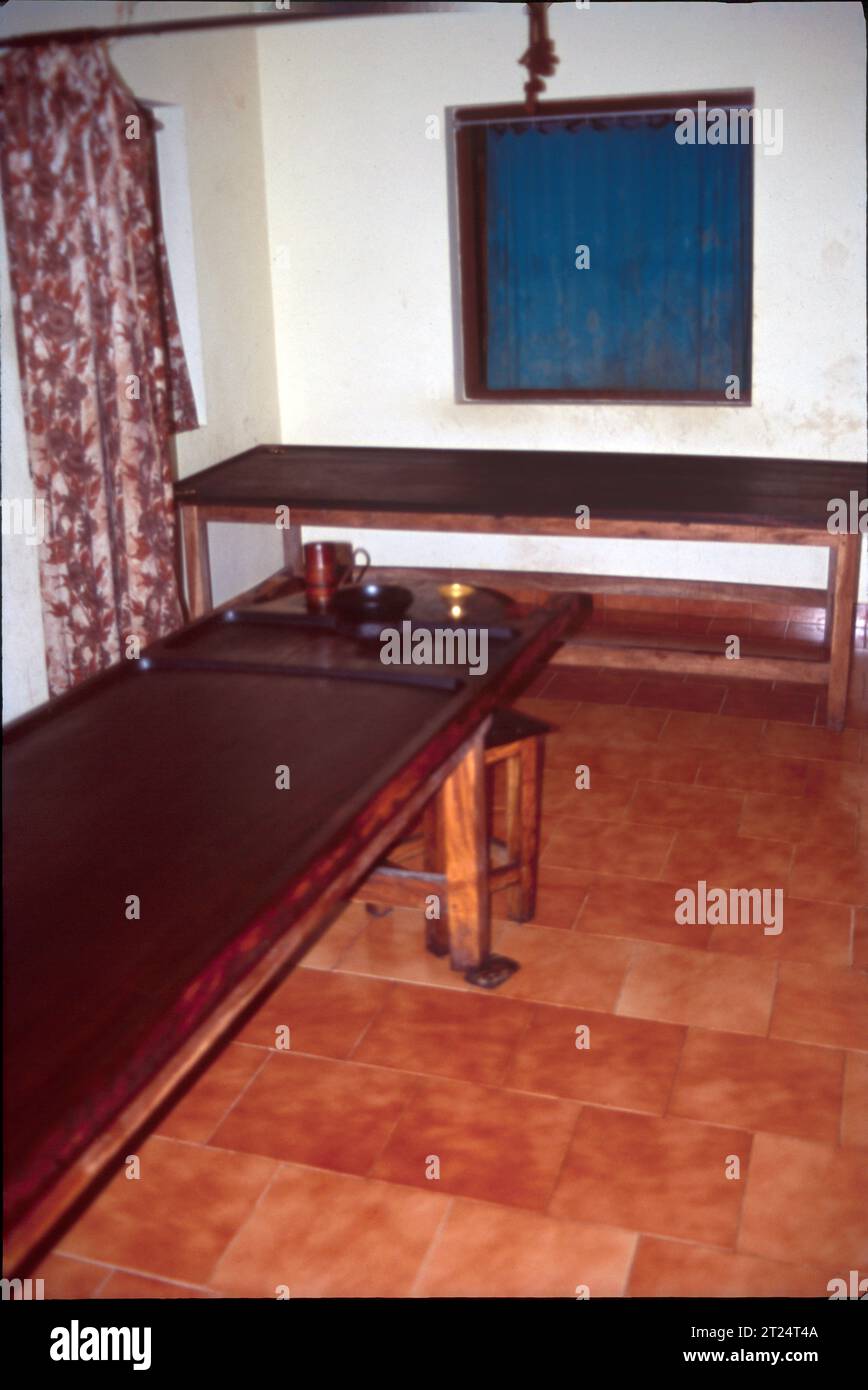 Ayurvedische Ölmassage, Abhyanga ist eine Massage, die mit warmem Öl durchgeführt wird. Das Öl wird auf den gesamten Körper aufgetragen, von der Kopfhaut bis zu den Fußsohlen. Es ist die beliebteste Massage im Ayurveda, ein traditionelles Heilsystem aus Indien. Ayurveda konzentriert sich auf die Erhaltung der Gesundheit durch natürliche Praktiken wie Massage. Kräutermassage hilft, Stress zu lindern, die Durchblutung zu verbessern, Gelenkschmerzen und Entzündungen zu reduzieren, entgiftet, fördert den Schlaf und sorgt für das allgemeine Wohlbefinden. Stockfoto