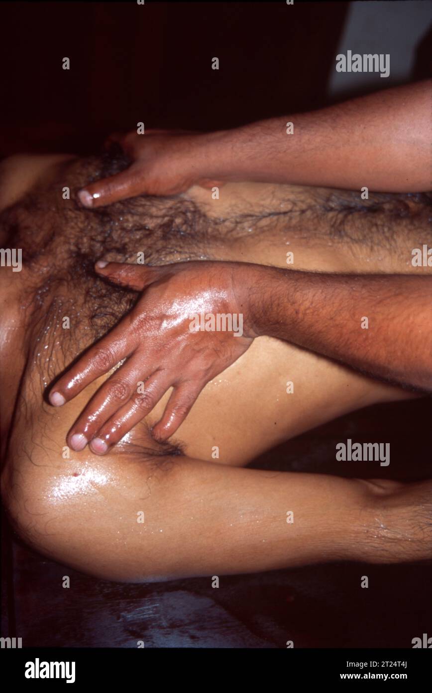 Ayurvedische Ölmassage, Abhyanga ist eine Massage, die mit warmem Öl durchgeführt wird. Das Öl wird auf den gesamten Körper aufgetragen, von der Kopfhaut bis zu den Fußsohlen. Es ist die beliebteste Massage im Ayurveda, ein traditionelles Heilsystem aus Indien. Ayurveda konzentriert sich auf die Erhaltung der Gesundheit durch natürliche Praktiken wie Massage. Kräutermassage hilft, Stress zu lindern, die Durchblutung zu verbessern, Gelenkschmerzen und Entzündungen zu reduzieren, entgiftet, fördert den Schlaf und sorgt für das allgemeine Wohlbefinden. Stockfoto