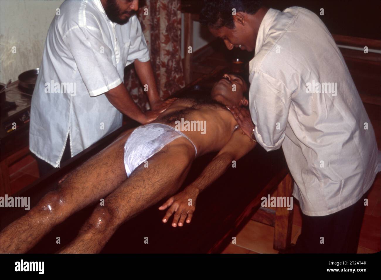 Ayurvedische Ölmassage, Abhyanga ist eine Massage, die mit warmem Öl durchgeführt wird. Das Öl wird auf den gesamten Körper aufgetragen, von der Kopfhaut bis zu den Fußsohlen. Es ist die beliebteste Massage im Ayurveda, ein traditionelles Heilsystem aus Indien. Ayurveda konzentriert sich auf die Erhaltung der Gesundheit durch natürliche Praktiken wie Massage. Kräutermassage hilft, Stress zu lindern, die Durchblutung zu verbessern, Gelenkschmerzen und Entzündungen zu reduzieren, entgiftet, fördert den Schlaf und sorgt für das allgemeine Wohlbefinden. Stockfoto