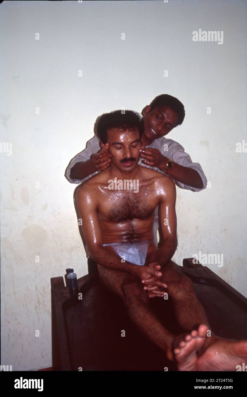 Ayurvedische Ölmassage, Abhyanga ist eine Massage, die mit warmem Öl durchgeführt wird. Das Öl wird auf den gesamten Körper aufgetragen, von der Kopfhaut bis zu den Fußsohlen. Es ist die beliebteste Massage im Ayurveda, ein traditionelles Heilsystem aus Indien. Ayurveda konzentriert sich auf die Erhaltung der Gesundheit durch natürliche Praktiken wie Massage. Kräutermassage hilft, Stress zu lindern, die Durchblutung zu verbessern, Gelenkschmerzen und Entzündungen zu reduzieren, entgiftet, fördert den Schlaf und sorgt für das allgemeine Wohlbefinden. Stockfoto