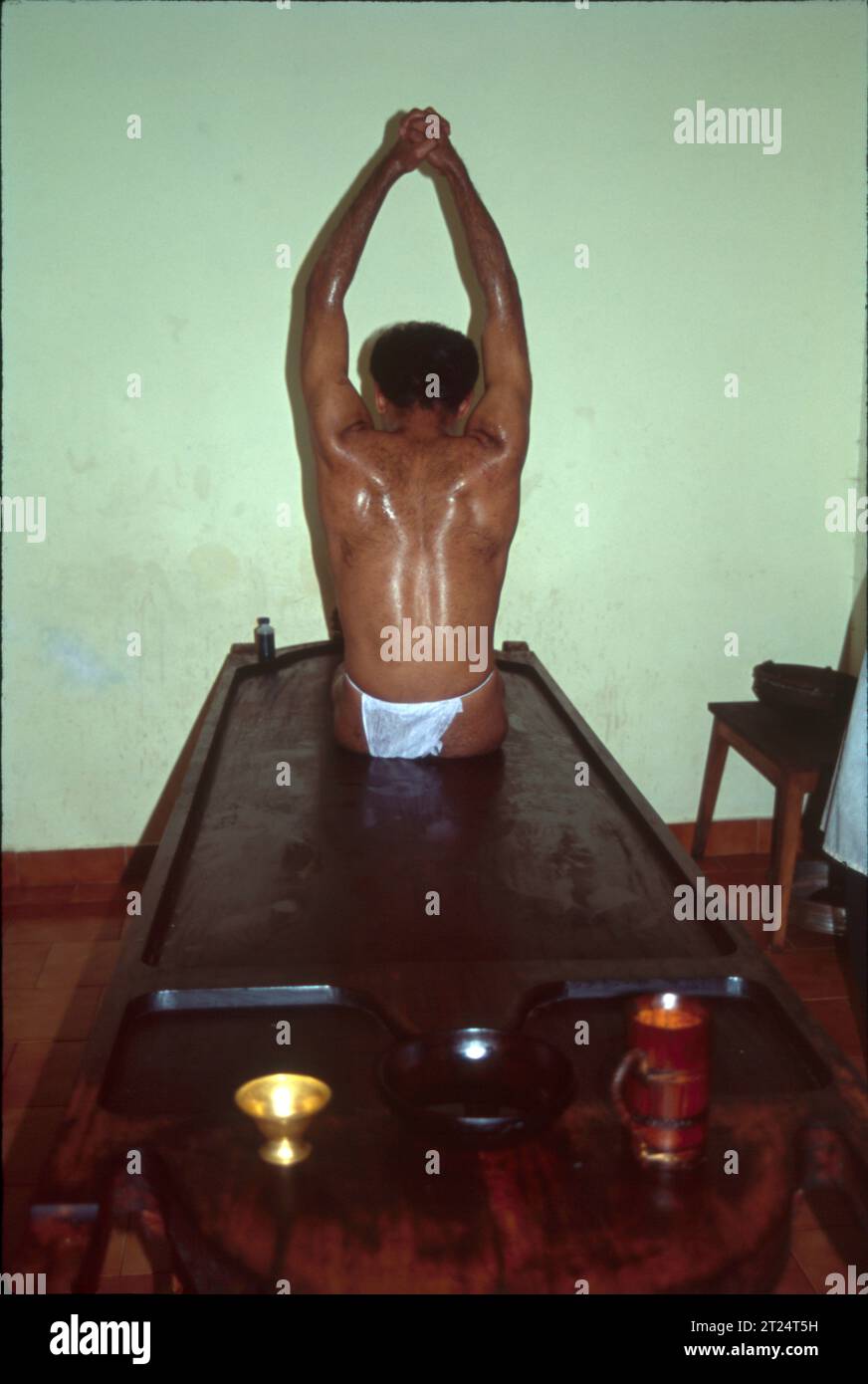 Ayurvedische Ölmassage, Abhyanga ist eine Massage, die mit warmem Öl durchgeführt wird. Das Öl wird auf den gesamten Körper aufgetragen, von der Kopfhaut bis zu den Fußsohlen. Es ist die beliebteste Massage im Ayurveda, ein traditionelles Heilsystem aus Indien. Ayurveda konzentriert sich auf die Erhaltung der Gesundheit durch natürliche Praktiken wie Massage. Kräutermassage hilft, Stress zu lindern, die Durchblutung zu verbessern, Gelenkschmerzen und Entzündungen zu reduzieren, entgiftet, fördert den Schlaf und sorgt für das allgemeine Wohlbefinden. Stockfoto