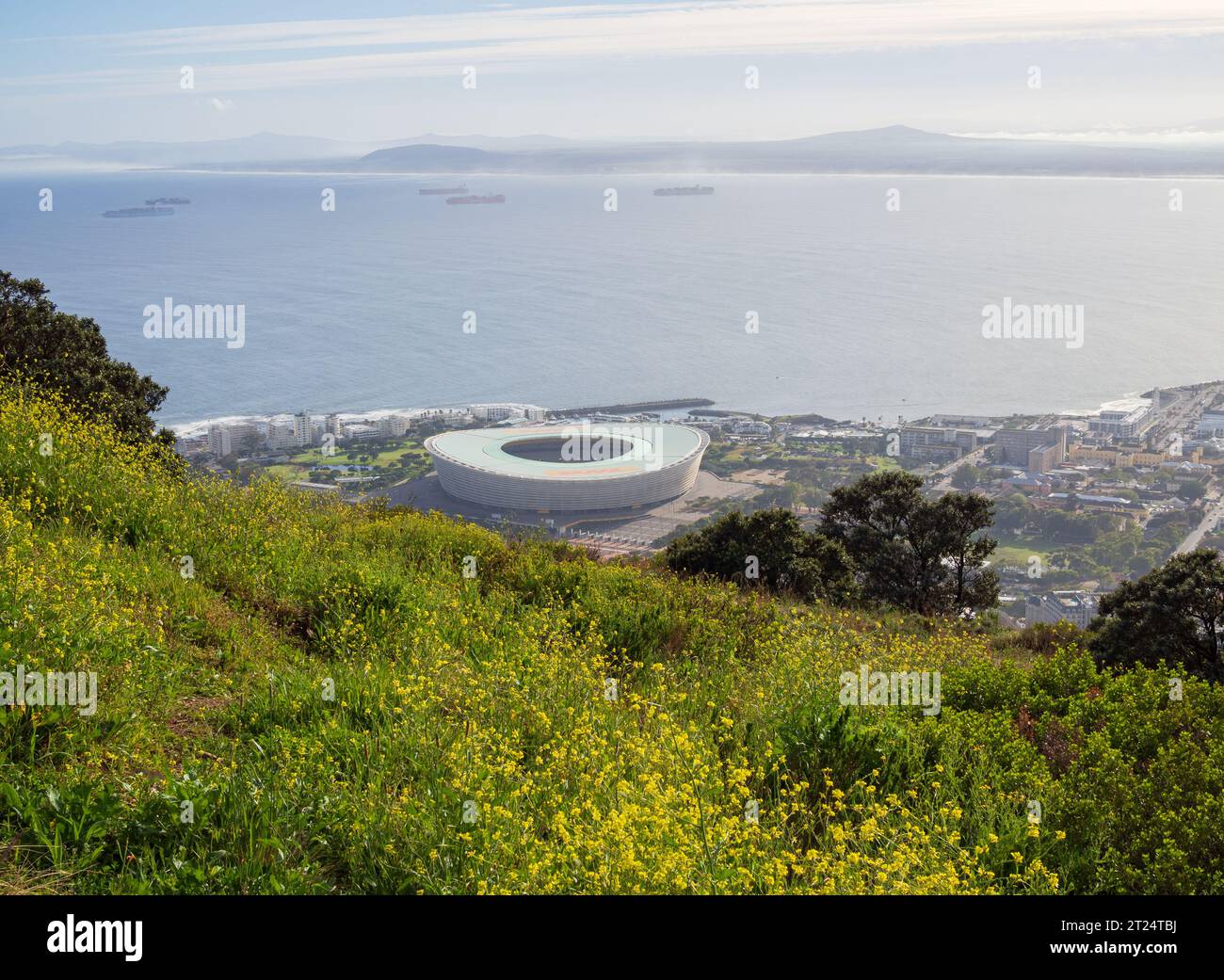 Kapstadt, Südafrika - 3. September 2023: Kapstadt-Stadion an einem Frühlingsmorgen vom Signal Hill aus. Stockfoto