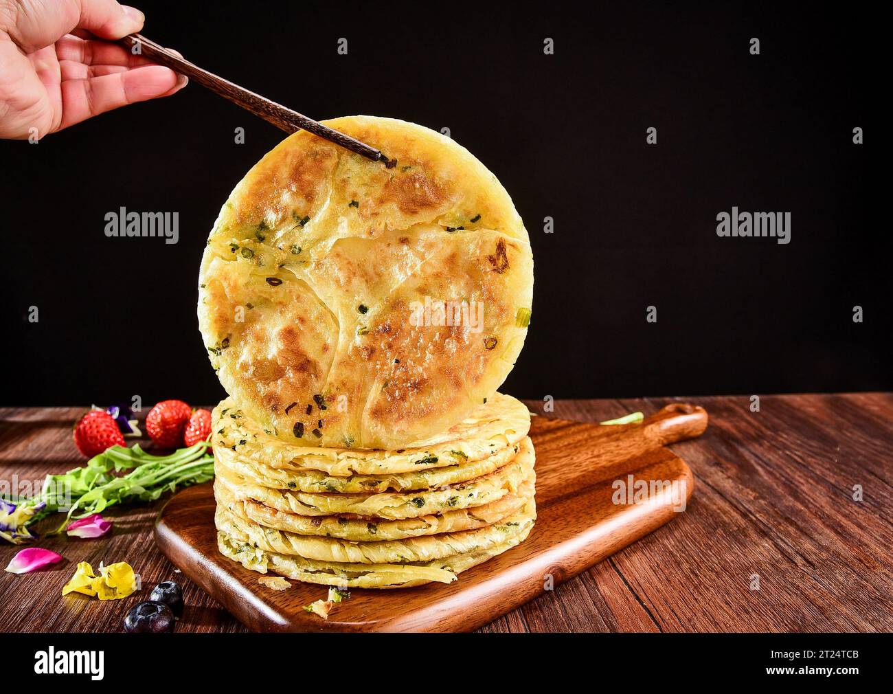 Schalotten-Pfannkuchen, Cong You bing，chinesisches Essen Stockfoto