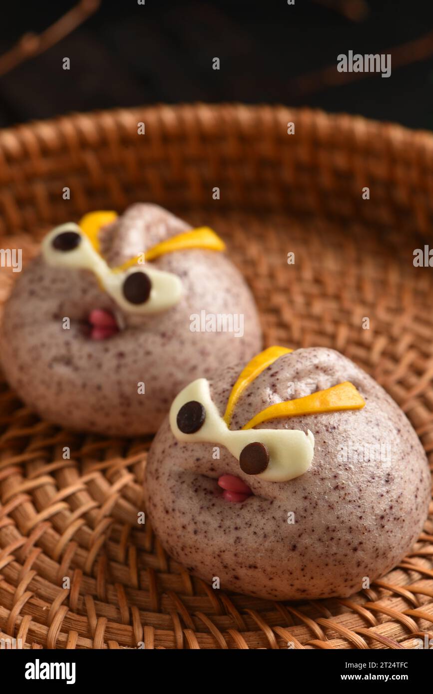Dim Sum - chinesisches Dampferbrötchen, Baozi, Mann tou, Eulen Formen Brötchen Stockfoto