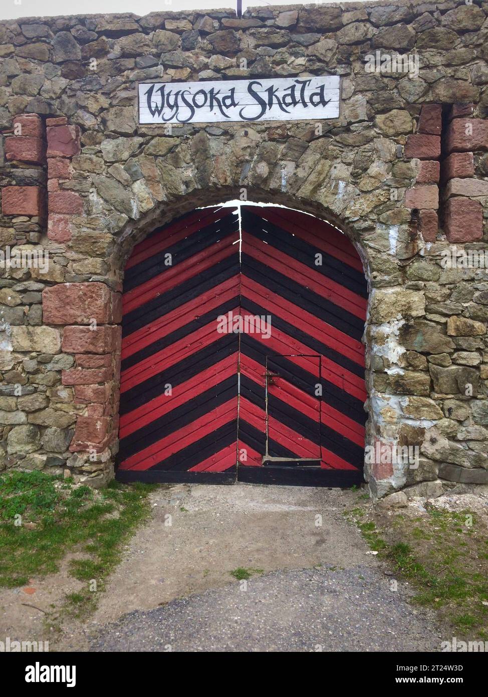 Das Tor zur Festung ist mit Streifen bemalt Stockfoto