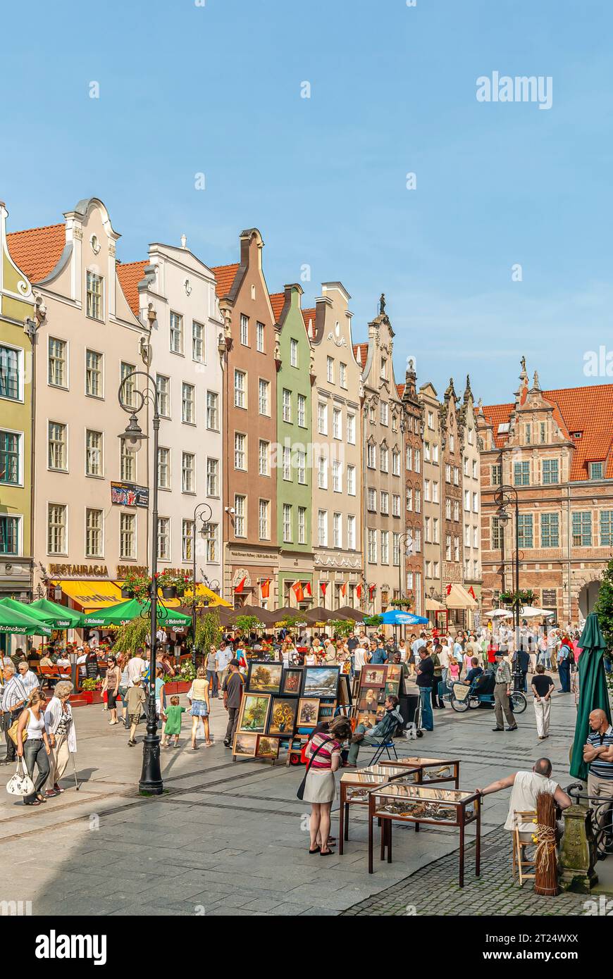 Touristen und Einheimische in der historischen Altstadt von Danzig, Polen Stockfoto