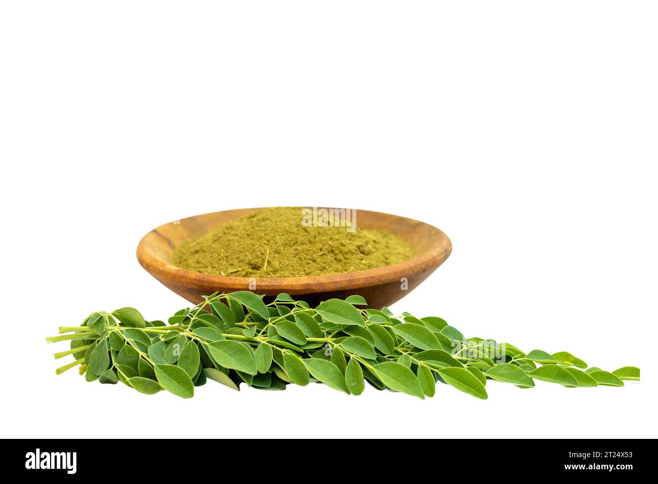 Moringa oleifera frische Blätter mit Moringa Trockenblattpulver isoliert auf weißem Hintergrund Stockfoto