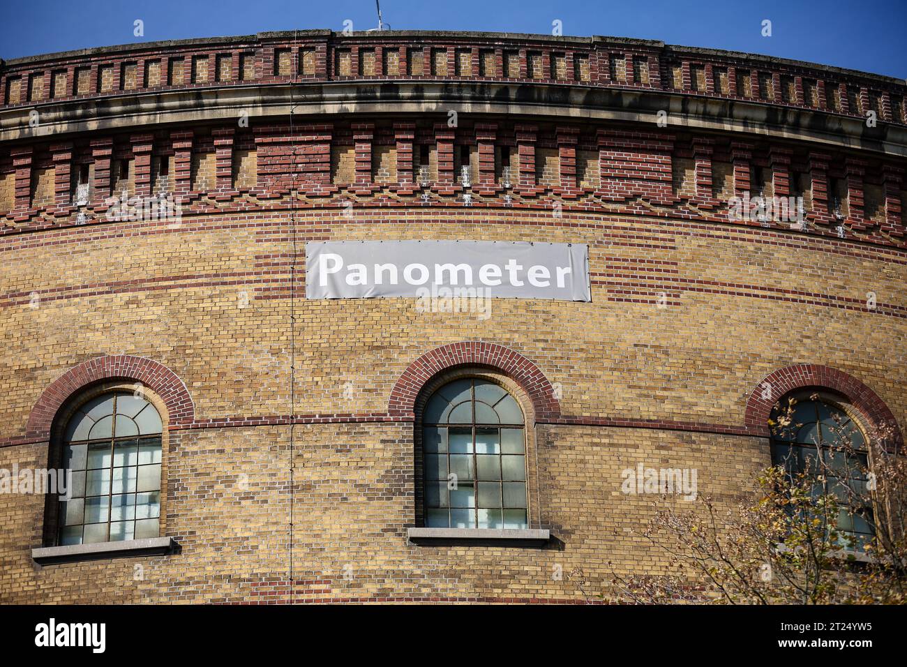 Leipzig, Deutschland. Oktober 2023. Das Neologismus-Panometer ist an einem Gasometer befestigt, das für riesige Panoramen verwendet wird. 2003 eröffnete der Künstler Yadegar Asisi hier sein erstes riesiges 360-Grad-Panorama mit einem Motiv des Mount Everest. Inzwischen gibt es mehrere solcher Panoramen in ganz Deutschland. Quelle: Jan Woitas/dpa/Alamy Live News Stockfoto