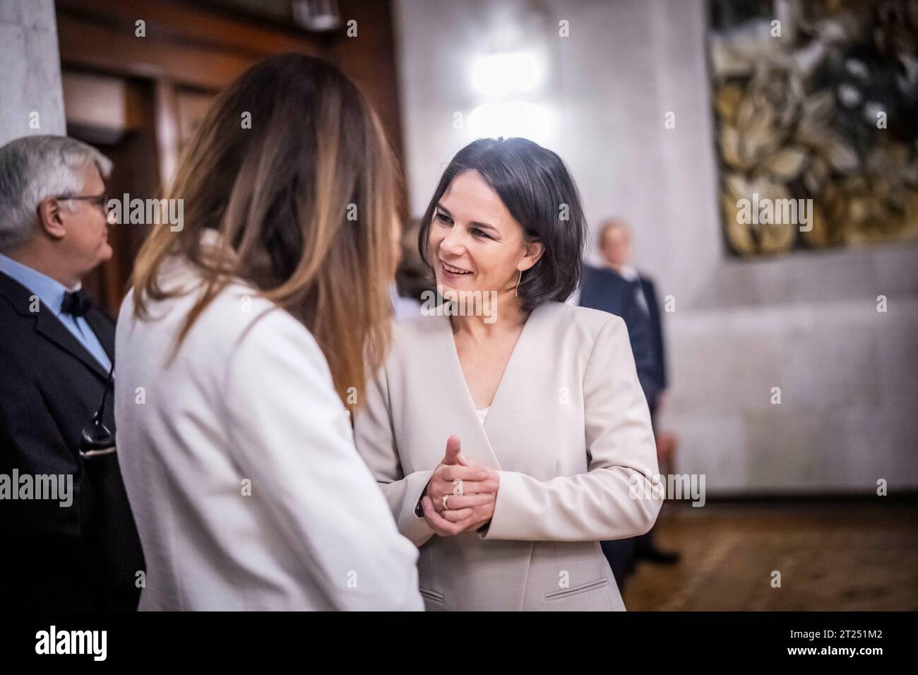 Annalena Baerbock (Buendnis 90/die Grünen), Bundesaußenministerin, nahm am 17. Oktober 2023 auf der Moldawien-Unterstützungskonferenz in Chisinau auf. Unterzeichnung der Energieabsichtserklärungen im Palast der Republik Chisinau Stockfoto
