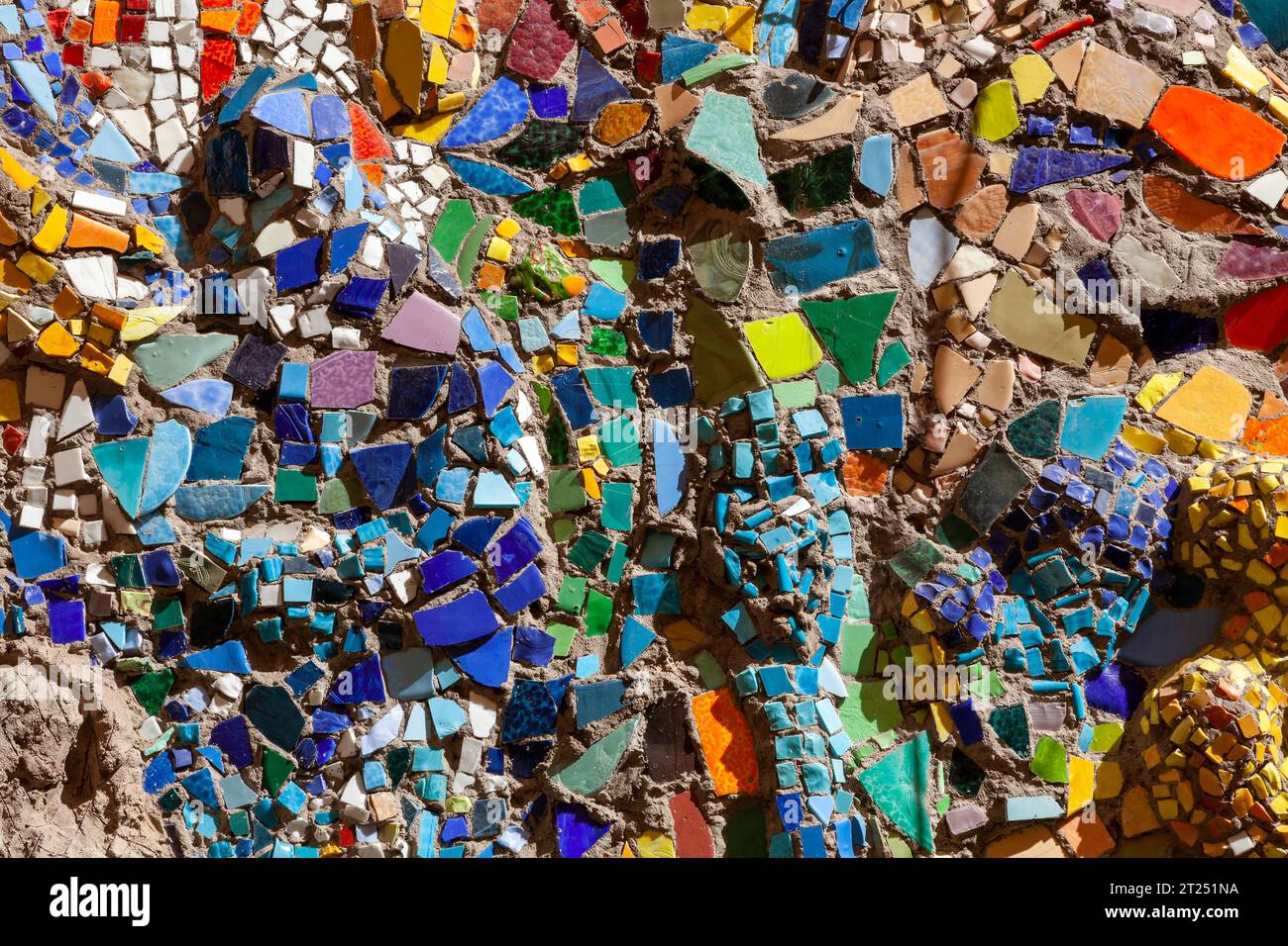 Abstrakter Hintergrund mehrfarbiger Fragmente keramischer Fliesen. Stockfoto