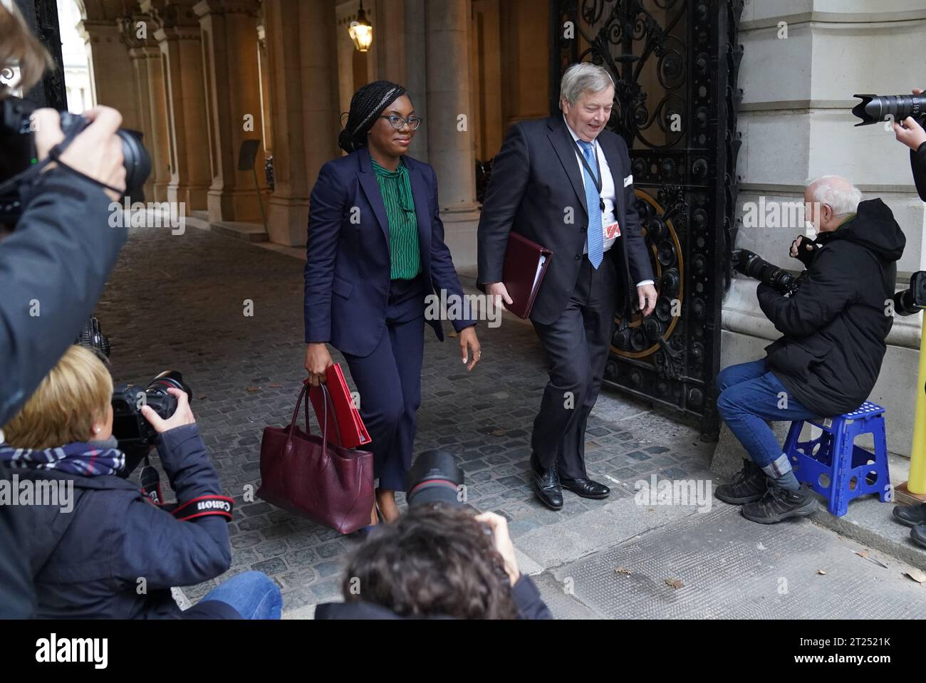 Geschäftssekretär Kemi Badenoch und Leiter des House of Lords Lord True kommen zu einer Kabinettssitzung in der Downing Street in London an. Bilddatum: Dienstag, 17. Oktober 2023. Stockfoto