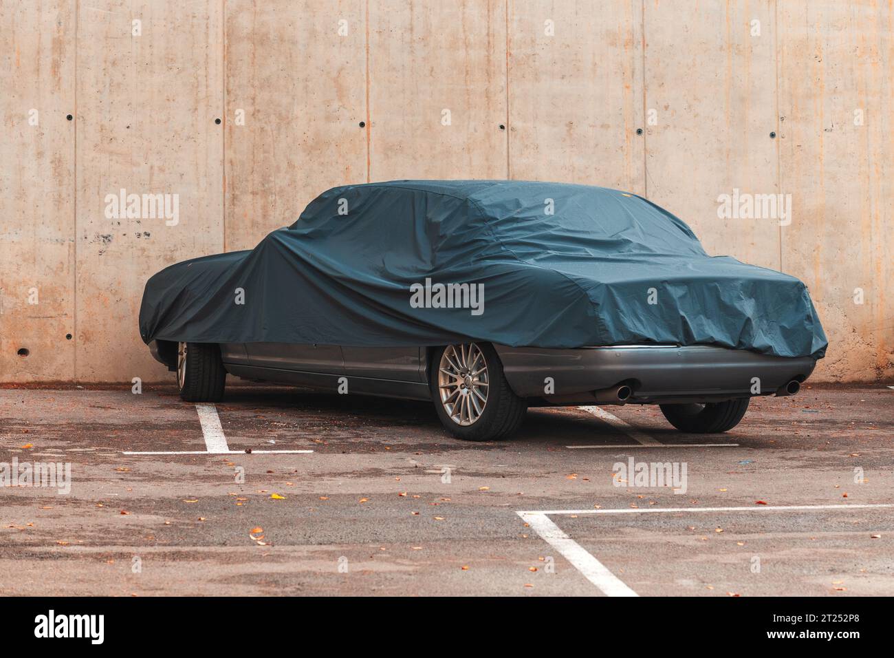 Auto auf Parkplatz mit wetterfester Abdeckung, selektiver Fokus Stockfoto