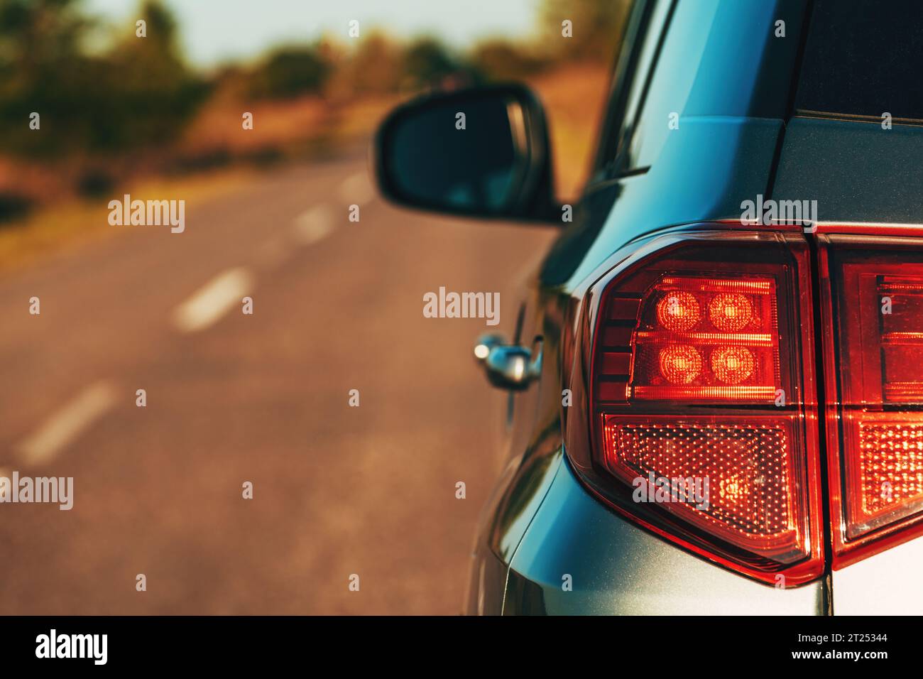 Hintere Bremsleuchte des Fahrzeugs, selektives Fokusbild der blinkenden Hintergrundbeleuchtung des Fahrzeugs Stockfoto