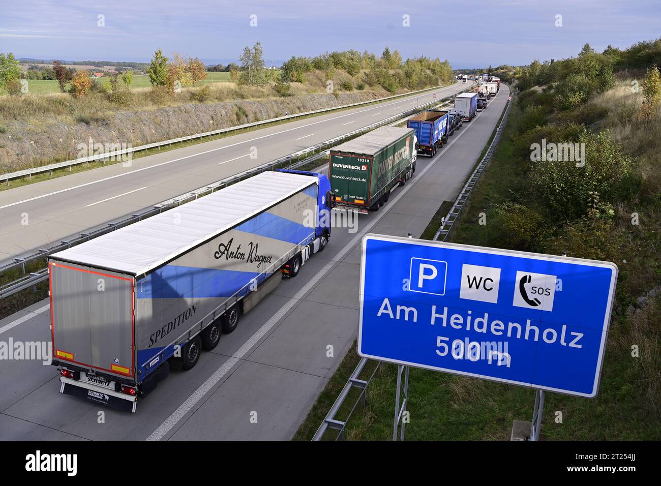 Breitenau, Deutschland. Oktober 2023. Eine LKW-Säule auf der Autobahn A17 am Grenzübergang Breitenau-Krasny Les im Sächsischen Ortsteil Schweiz-Osterzgebirge bei Dresden, die sich in Richtung Deutschland bildete, wo am Vortag, am 17. Oktober 2023, die Kontrollen auf Migranten begannen. Quelle: Ondrej Hajek/CTK Photo/Alamy Live News Stockfoto