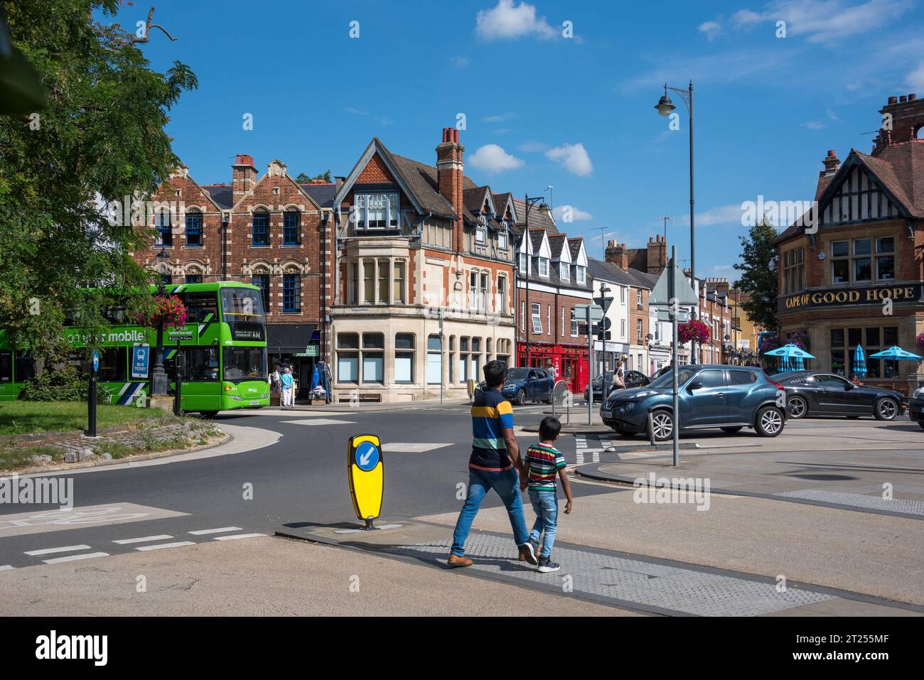 Der Plain Kreisverkehr, Oxford, Großbritannien. Die Plain ist ein wichtiger Kreisverkehr am östlichen Tor zu Oxford, wo drei Hauptstraßen nach Oxford aufeinander treffen. St Clements, Cowley Road und Iffley Road treffen hier zusammen und sind einer der Schwachstellen, die seit der Einführung der Low Traffic Quarhoods (LTNs) für Verkehrschaos gesorgt haben. Die Plain führt auf die Magdalen Bridge und die berühmte High Street von Oxford. Stockfoto