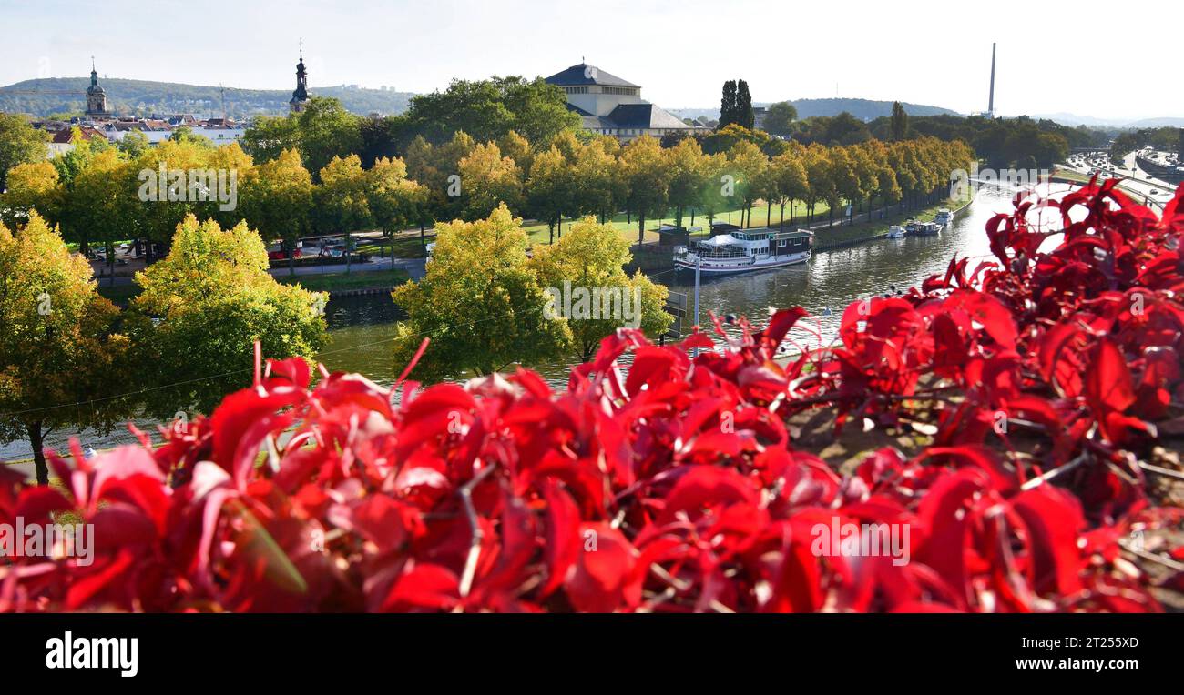 Herbstlich ist der Blick von der Saarbrücker Schloßmauer auf Saar und Staatstheater am Montag 16.10.2023. *** Herbstlich ist der Blick von der Saarbrücker Burgmauer auf Saar und Staatstheater am Montag, 16 10 2023 Bub Credit: Imago/Alamy Live News Stockfoto