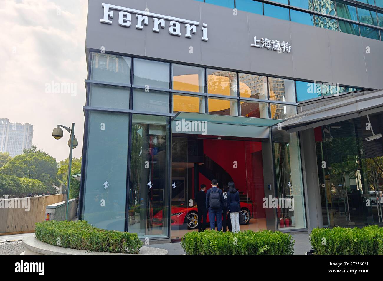SHANGHAI, CHINA - 17. OKTOBER 2023 - Kunden fragen sich nach dem Kauf eines Ferrari-Sportwagens in einem Ferrari-Geschäft in Shanghai, China, 17. Oktober 2023. Stockfoto