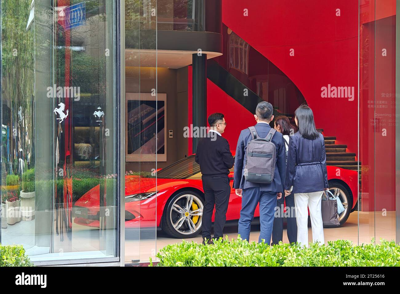 SHANGHAI, CHINA - 17. OKTOBER 2023 - Kunden fragen sich nach dem Kauf eines Ferrari-Sportwagens in einem Ferrari-Geschäft in Shanghai, China, 17. Oktober 2023. Stockfoto