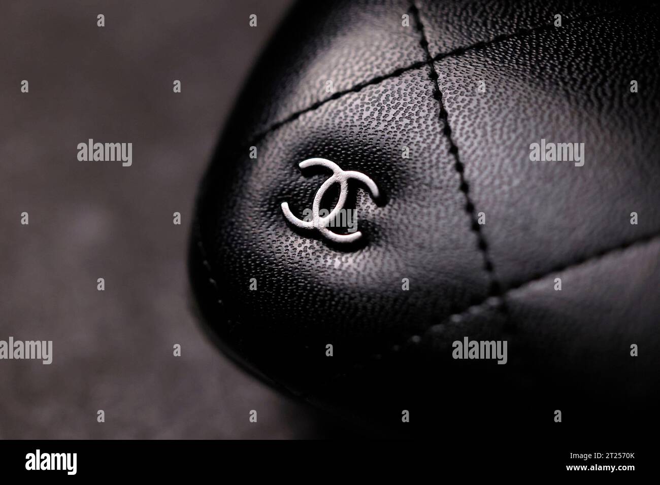 Das Logo der italienischen Modemarke Dolce & Gabbana auf einem Brillen-Etui. Das Unternehmen mit Sitz in Mailand ist weltweit bekannt für hochpreisige Kleidung und Accessoires - aktueller CEO ist Alfonso Dolce. Themenbild, Symbolbild Köln, 17.10.2023 NRW Deutschland *** das Logo der italienischen Modemarke Dolce Gabbana auf einer Brillenetui das Mailänder Unternehmen ist weltweit bekannt für hochpreisige Kleidung und Accessoires aktueller CEO ist Alfonso Dolce Themenbild, Symbolbild Köln, 17 10 2023 NRW Deutschland Copyright: XChristophxHardtx Credit: Imago/Alamy Live News Stockfoto