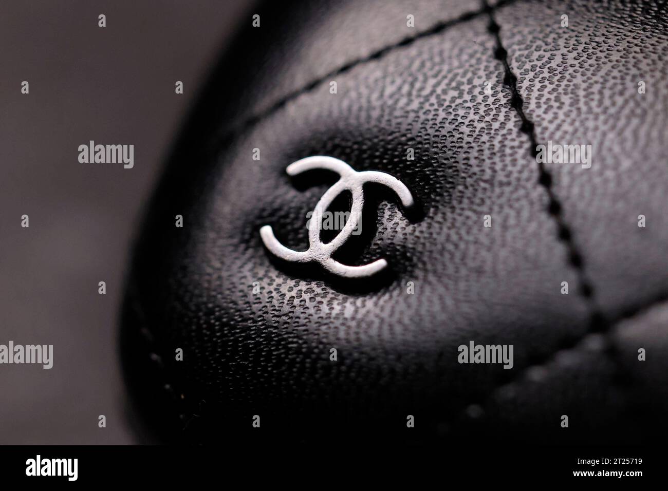 Das Logo der italienischen Modemarke Dolce & Gabbana auf einem Brillen-Etui. Das Unternehmen mit Sitz in Mailand ist weltweit bekannt für hochpreisige Kleidung und Accessoires - aktueller CEO ist Alfonso Dolce. Themenbild, Symbolbild Köln, 17.10.2023 NRW Deutschland *** das Logo der italienischen Modemarke Dolce Gabbana auf einer Brillenetui das Mailänder Unternehmen ist weltweit bekannt für hochpreisige Kleidung und Accessoires aktueller CEO ist Alfonso Dolce Themenbild, Symbolbild Köln, 17 10 2023 NRW Deutschland Copyright: XChristophxHardtx Credit: Imago/Alamy Live News Stockfoto