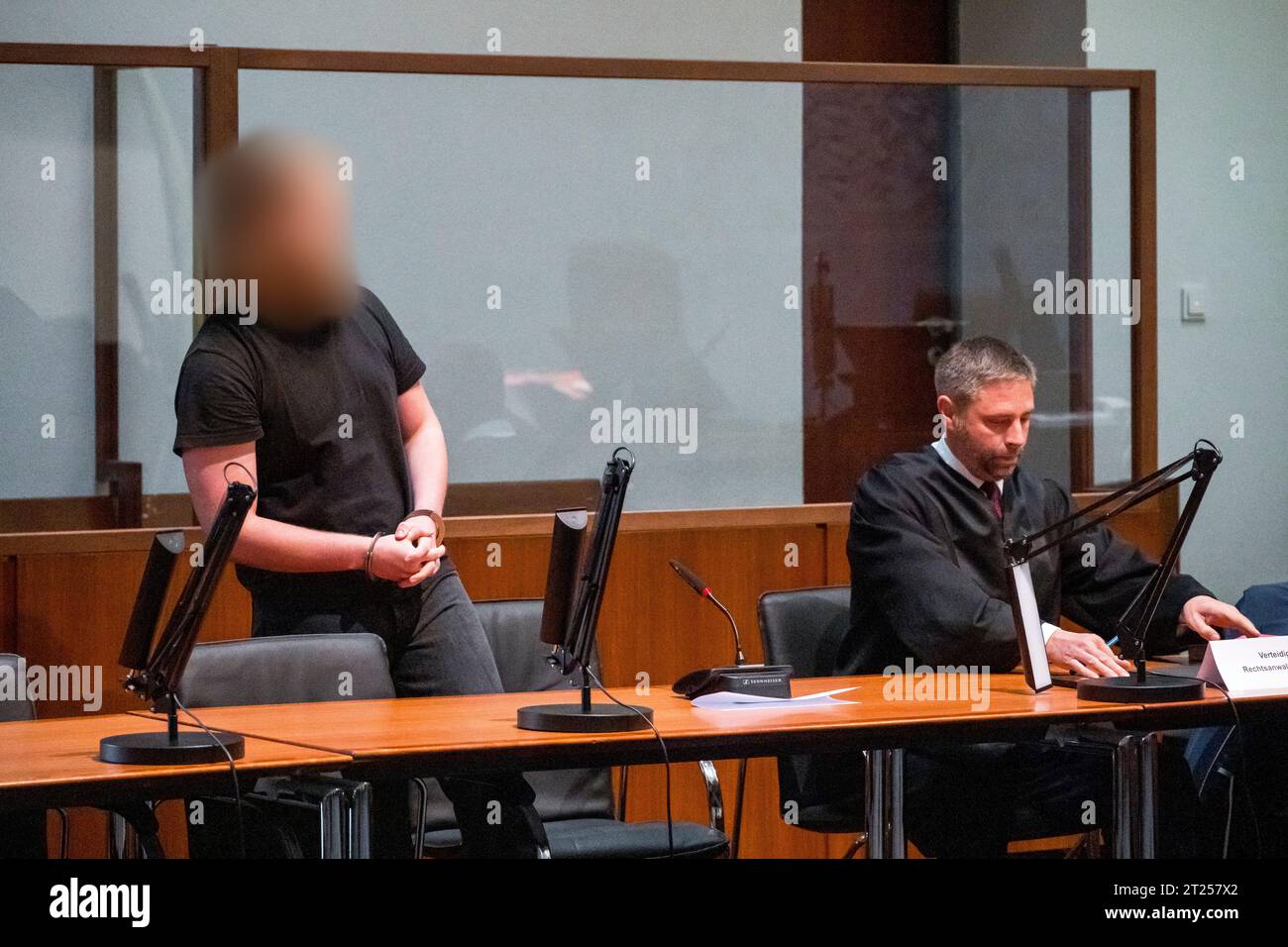 Hof, Deutschland. Oktober 2023. Der 20-jährige Angeklagte (l) nimmt zu ...