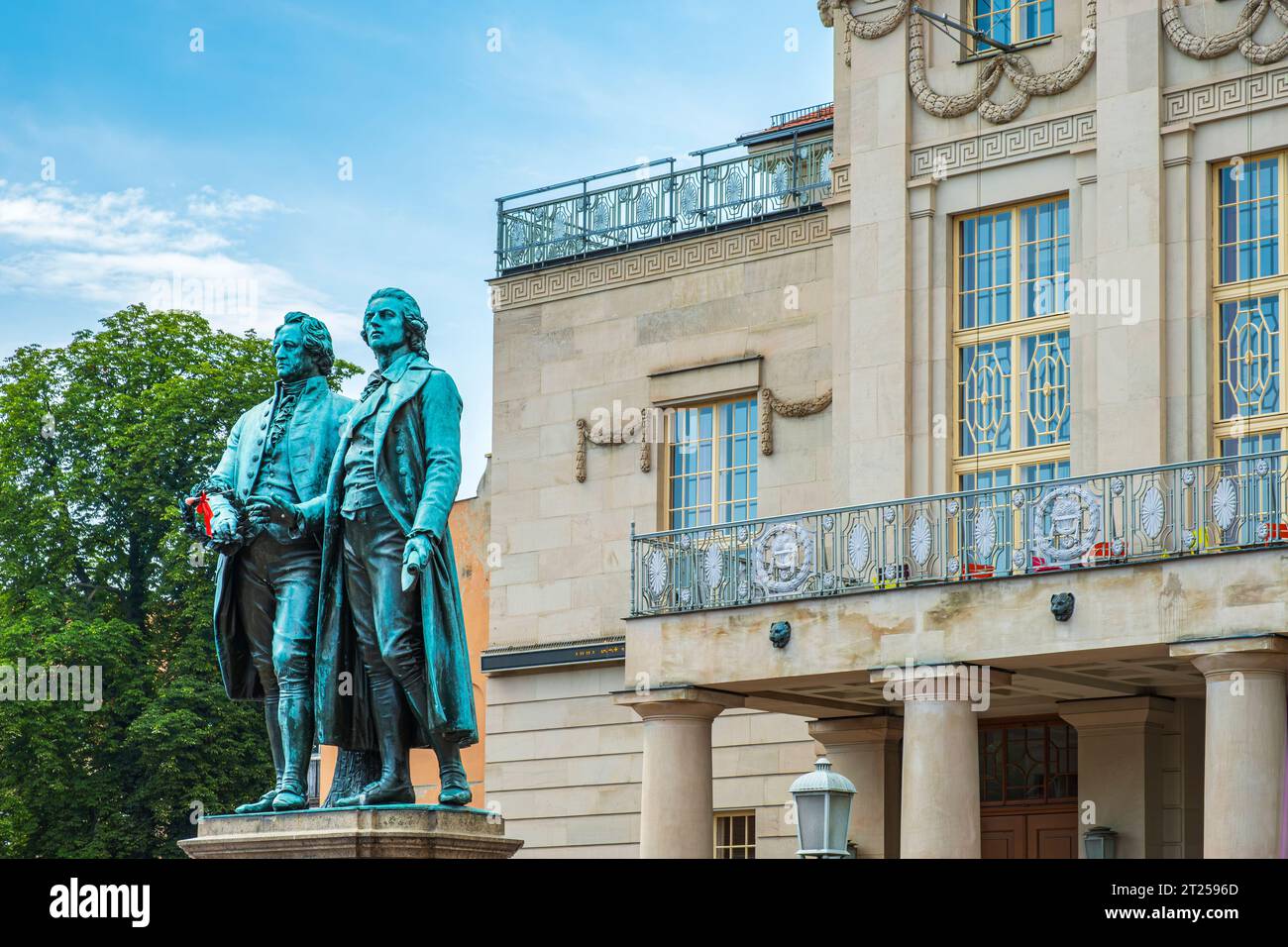 Goethe-Schiller-Denkmal, Bronzestatue von Ernst Rietschel, 1857 enthüllt, auf dem Theaterplatz in Weimar, Thüringen. Stockfoto