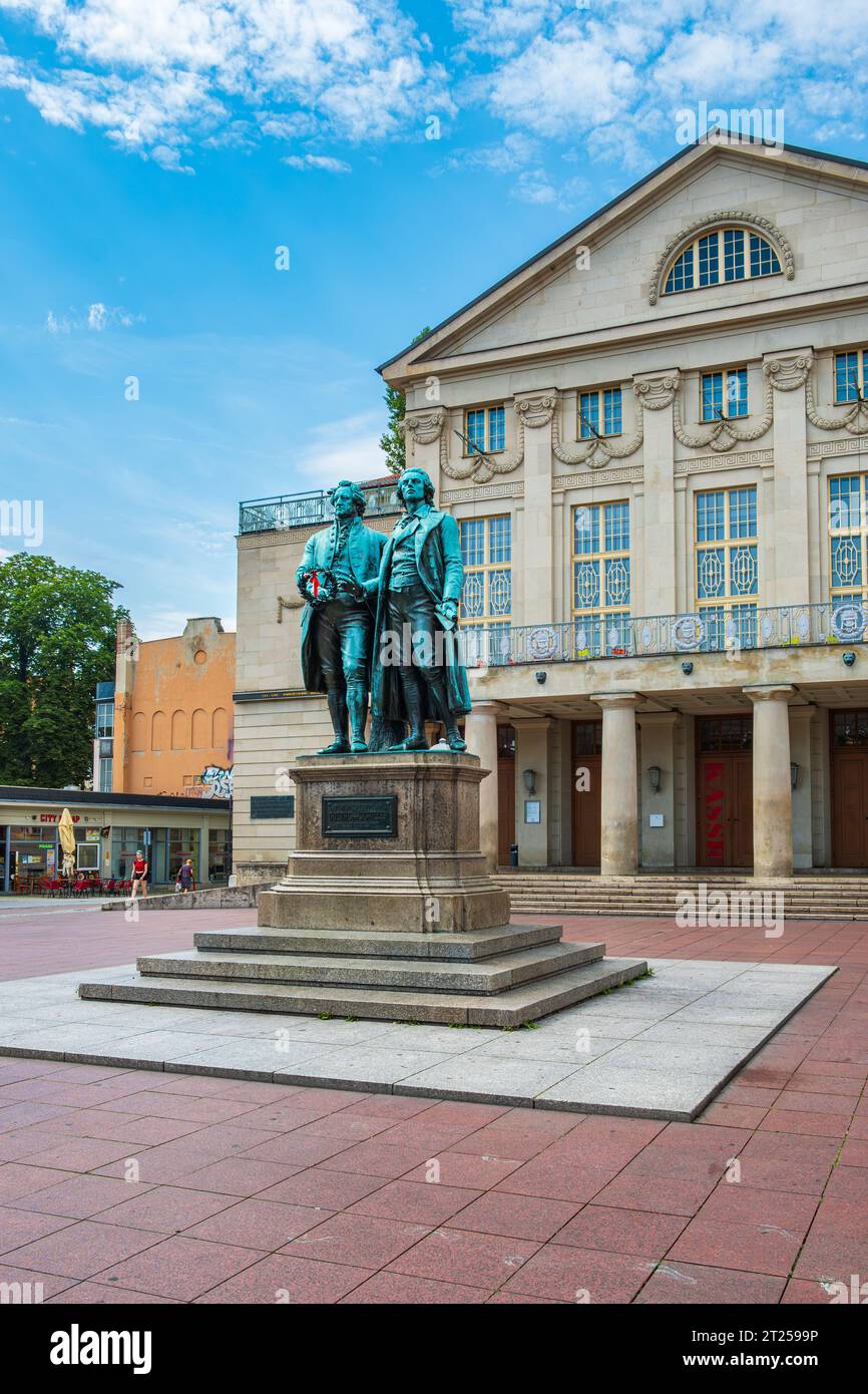 Goethe-Schiller-Denkmal, Bronzestatue von Ernst Rietschel, 1857 enthüllt, auf dem Theaterplatz in Weimar, Thüringen. Stockfoto