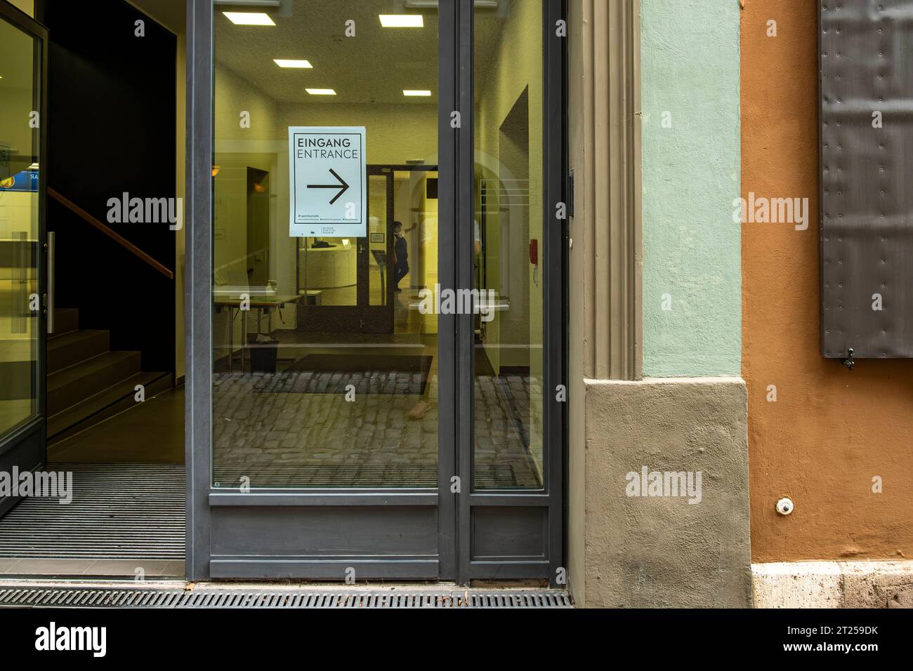 Goethe-Nationalmuseum Weimar, Thüringen, Deutschland Ausgang mit Hinweisschild zum Eingang, Goethe-Nationalmuseum der Klassik Stiftung Weimar in Weimar, Thüringen, Deutschland, 13. August 2020, nur zur redaktionellen Verwendung. Ausgang mit Schild zum Eingang, Goethe-Nationalmuseum der Stiftung Weimar Klassik in Weimar, Thüringen, Deutschland, 13. August 2020, nur für redaktionelle Zwecke. Stockfoto