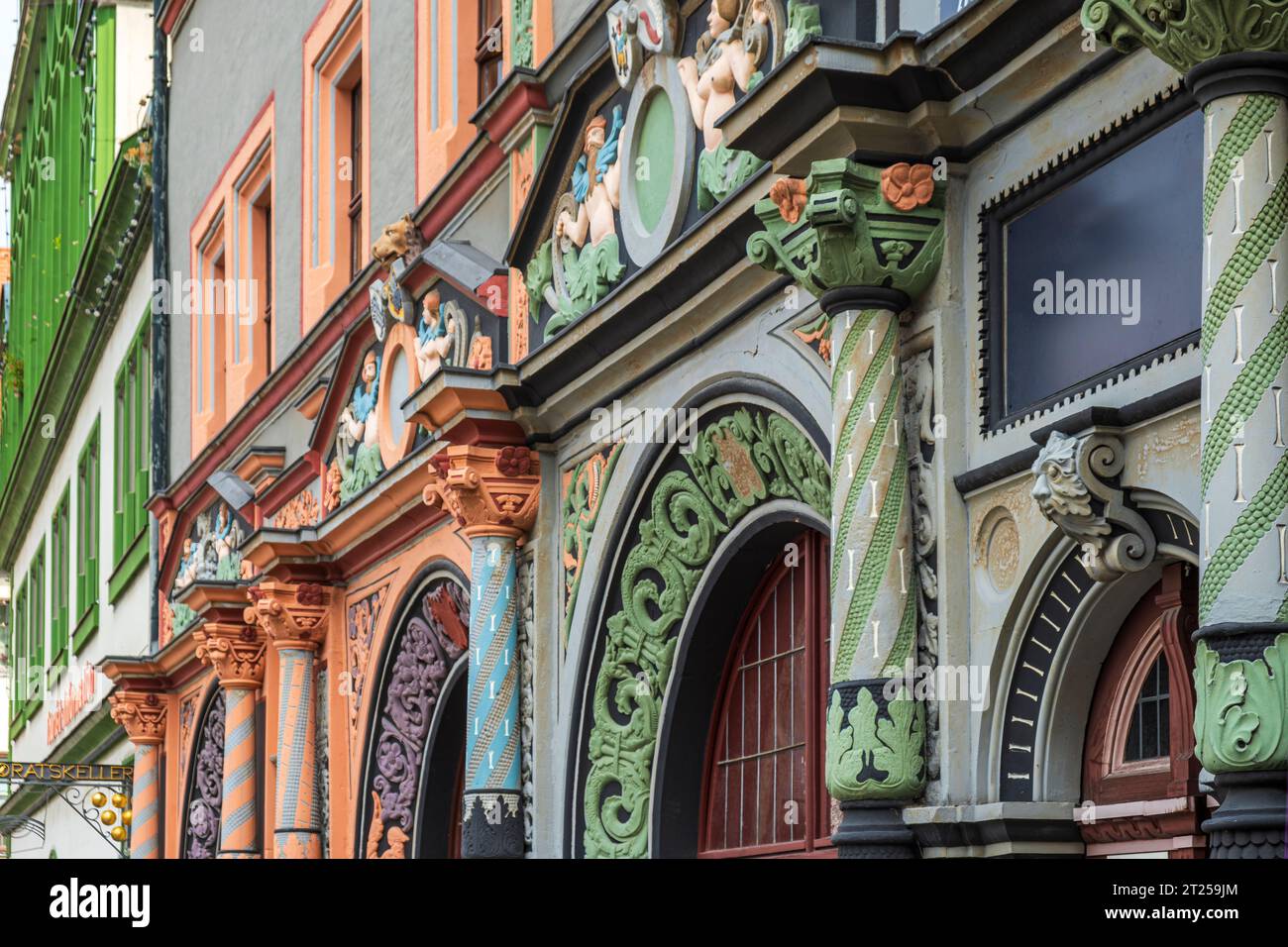 Wo einst Lucas Cranach der ältere lebte, im Cranach-Haus, einem Renaissancebau, auf dem Marktplatz in Weimar, Thüringen. Stockfoto