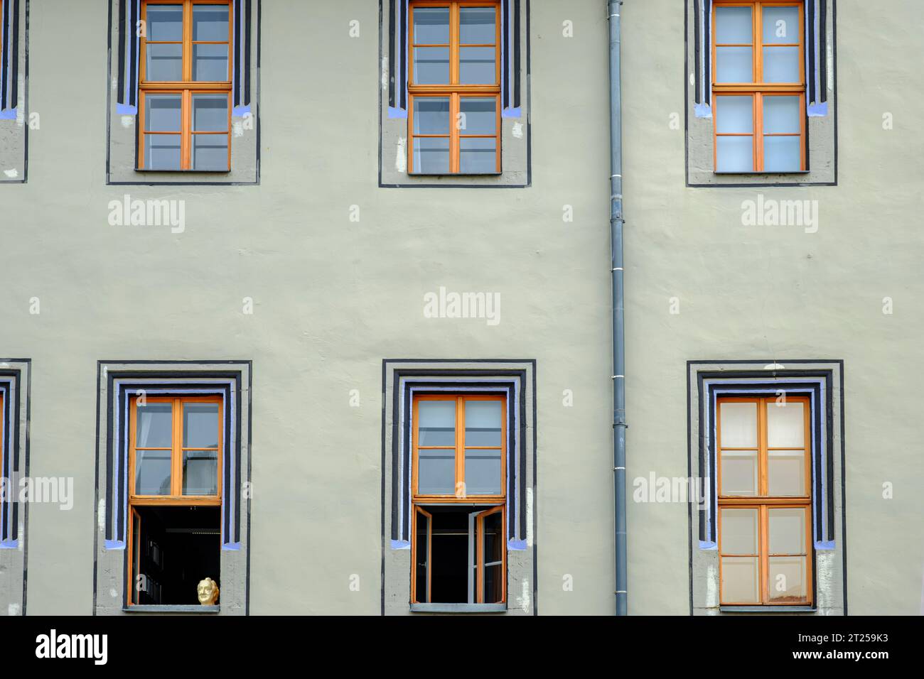 Die Büste von Johann Wolfgang von Goethe im linken unteren Rahmen in Fensterreihen des Roten Schlosses in Weimar, Thüringen. Stockfoto