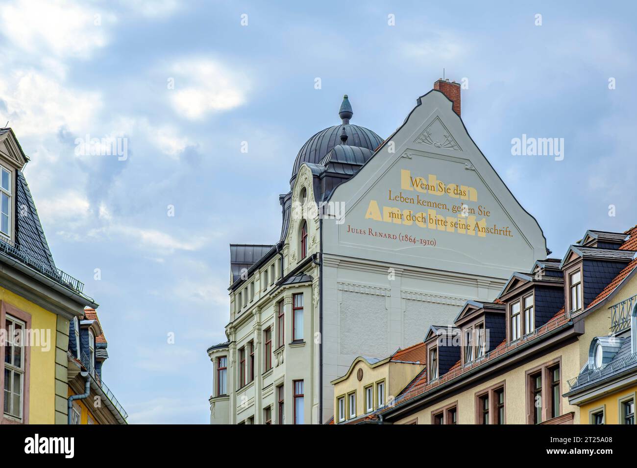 Weimar, Thüringen, Deutschland wenn Sie das Leben kennen, geben Sie mir doch bitte seine Anschrift, Spruch von Jules Renard auf dem Giebel eines historischen Gebäudes in der Innenstadt von Weimar, Thüringen, Deutschland. Wenn Sie das Leben kennen, geben Sie mir doch seine Anschrift wenn Sie das Leben kennen, dann geben Sie mir bitte seine Adresse an: Jules Renard auf dem Giebeldach eines historischen Gebäudes im Zentrum von Weimar, Thüringen. Quelle: Imago/Alamy Live News Stockfoto