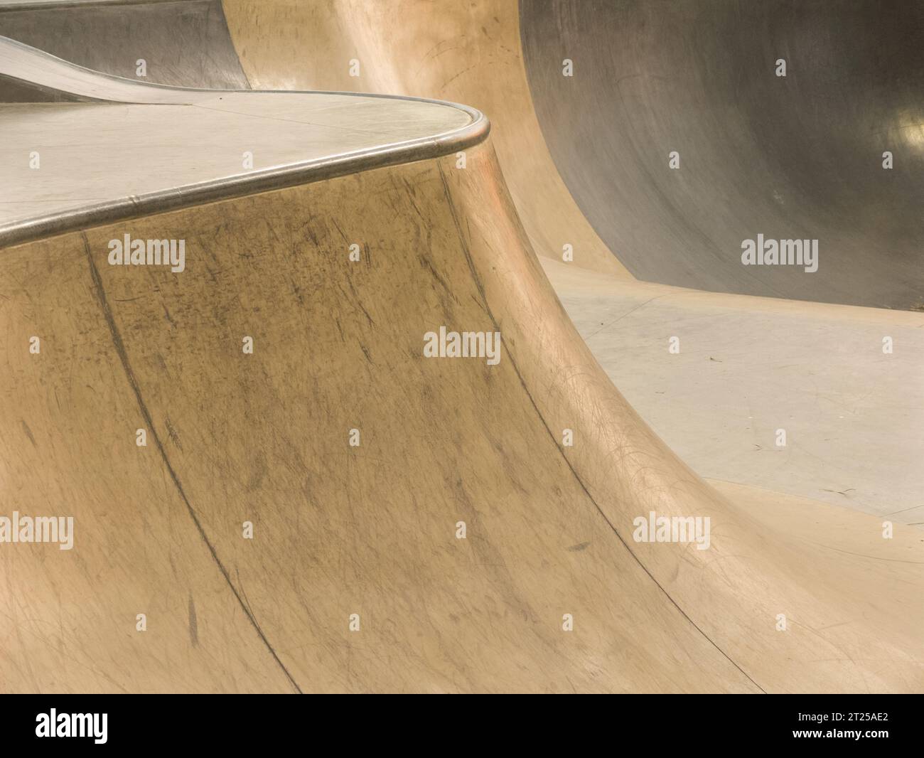 Geschwungene Seite der Betonschale im städtischen Skatepark Adelaide in South Australia, Australien Stockfoto