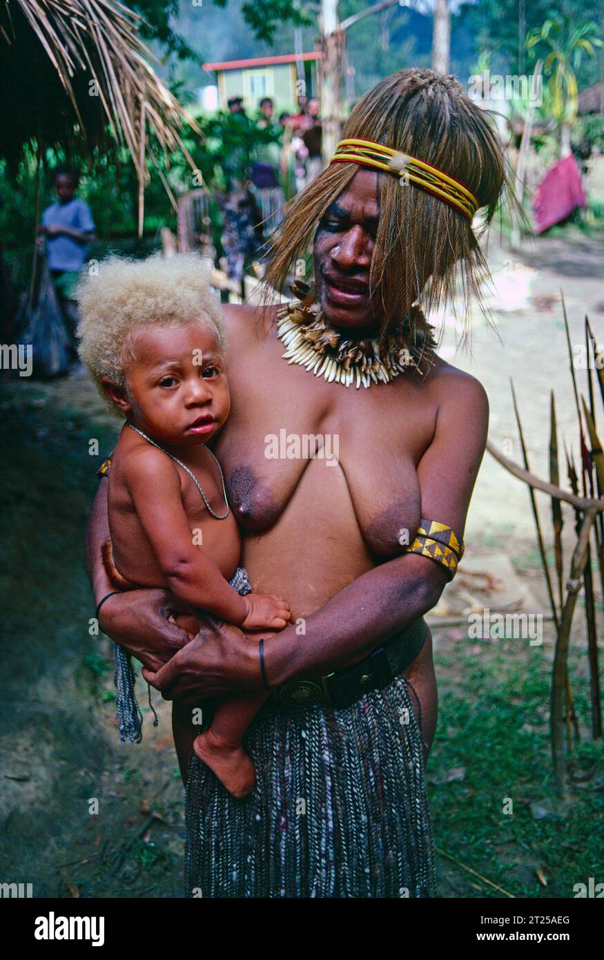 Papua-Neuguinea. Region Sepik. Einheimische Frau mit Kind im Dorf. Stockfoto