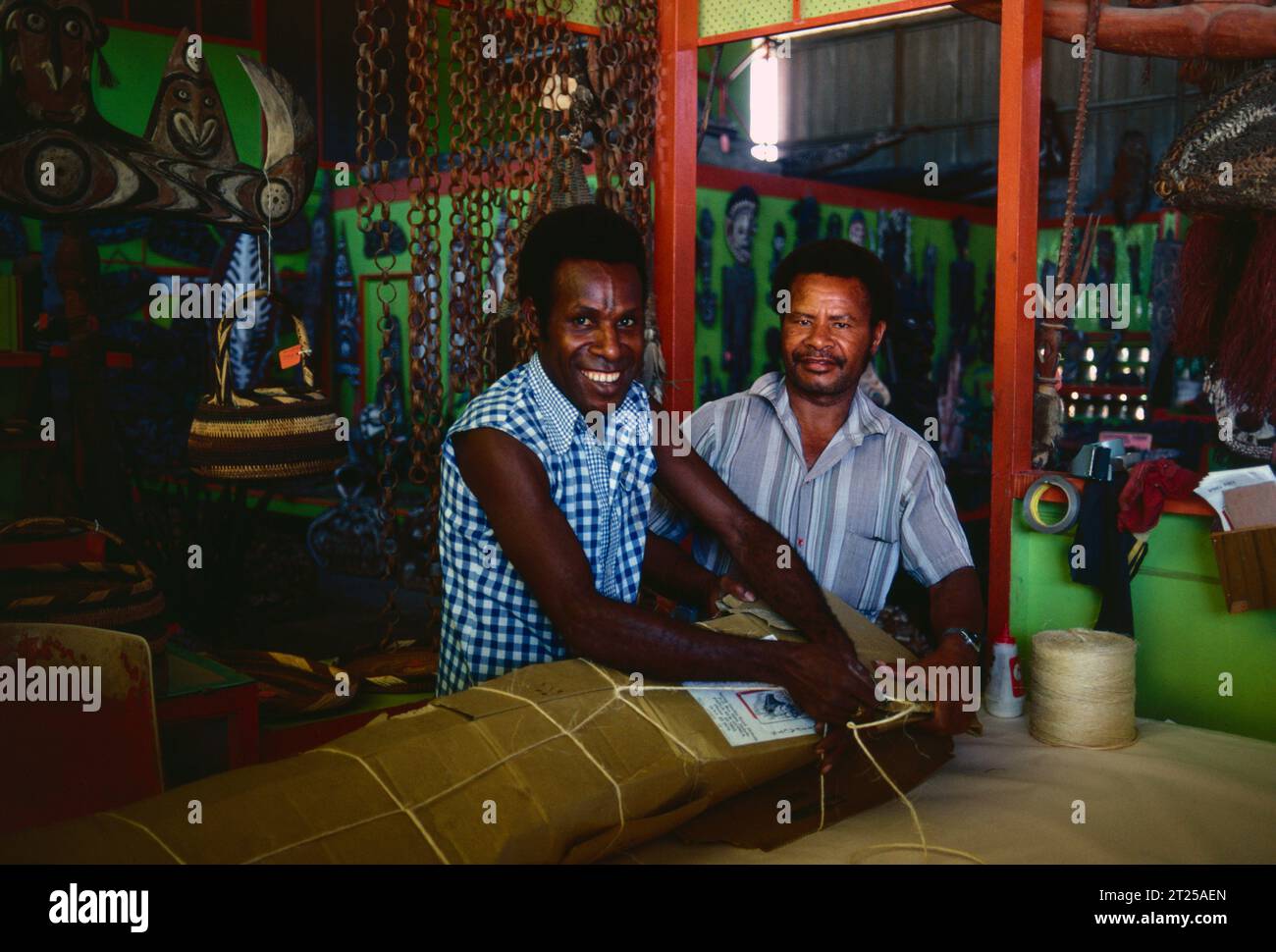 Papua-Neuguinea. Einheimische Männer im Kunsthandwerksladen. Stockfoto