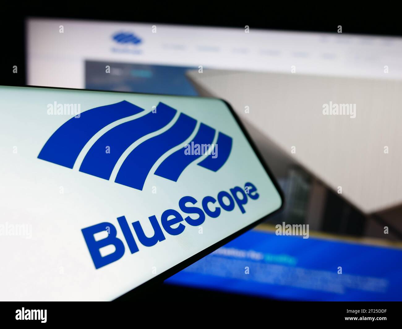 Smartphone mit Logo des australischen Unternehmens BlueScope Steel Limited vor der Business-Website. Fokussieren Sie sich auf die linke Mitte des Telefondisplays. Stockfoto