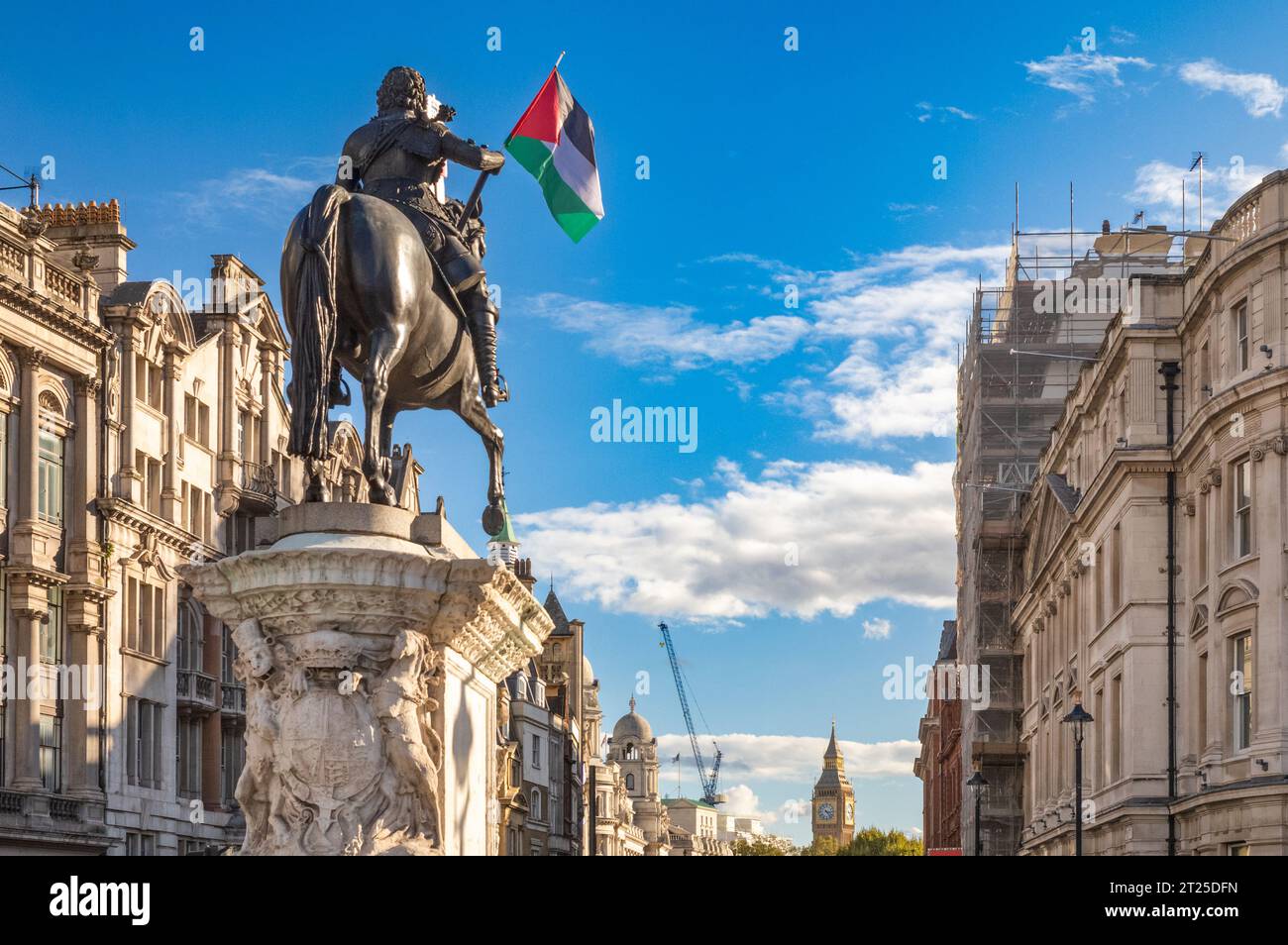 London, Großbritannien. 14. Oktober 2023: Die Bronzestatue von Karl I. aus dem 17. Jahrhundert mit einer palästinensischen Flagge, die nach Whitehall in Richtung Big Ben bei A de blickt Stockfoto