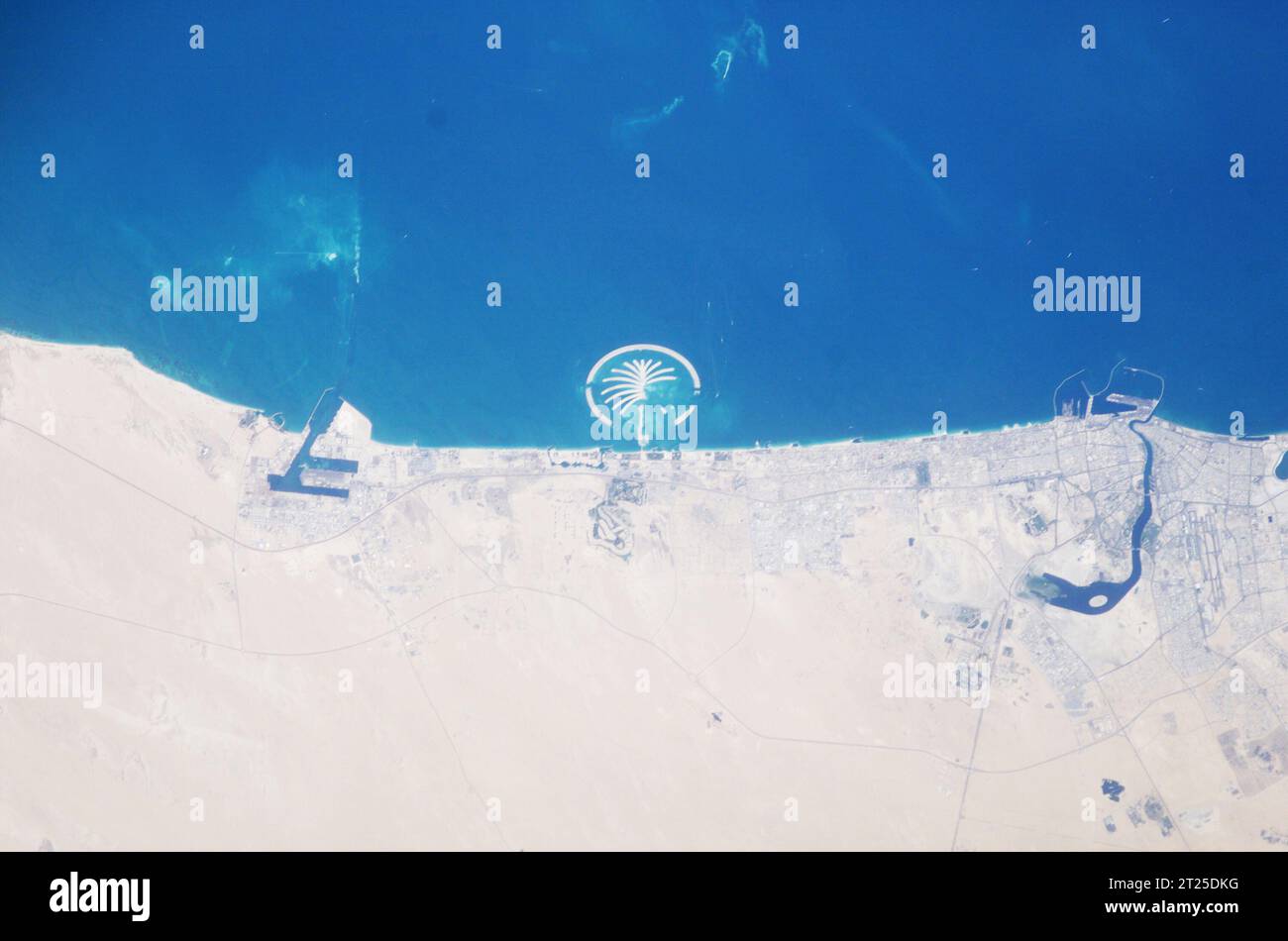 Erde, Satellit und Landschaft, Karte von Wüste und Dubai, Wasser und Sand in der Umwelt, Natur und Geographie. Aus der Luft, Land und Gelände, Meer Stockfoto