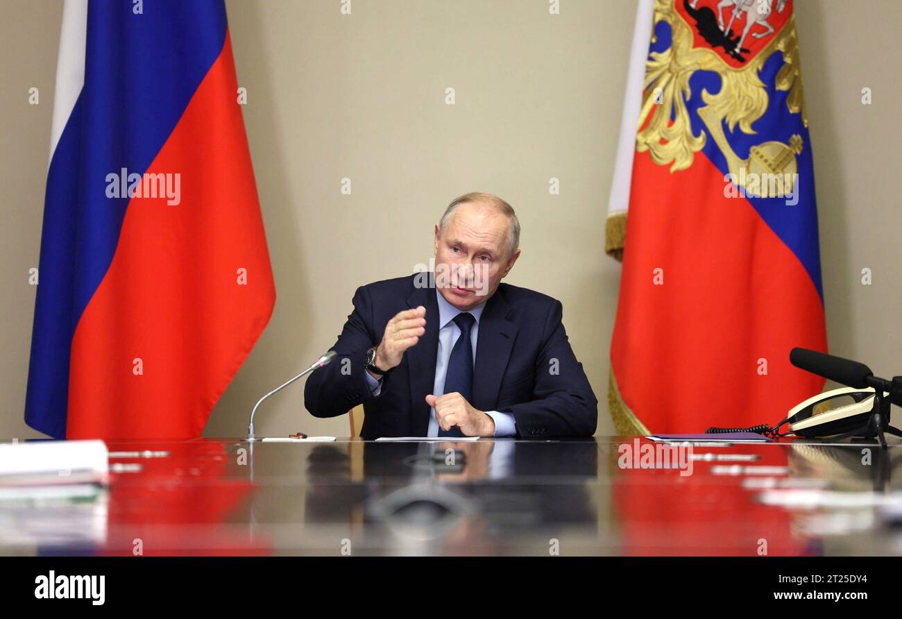 Novo-Ogaryovo, Russland. Oktober 2023. Der russische Präsident Wladimir Putin leitet ein persönliches Treffen mit Regierungsbeamten, um operative Fragen in der Residenz des Präsidentenstaates Novo-Ogaryowo am 16. Oktober 2023 außerhalb Moskaus zu diskutieren. Quelle: Gavriil Grigorov/Kreml Pool/Alamy Live News Stockfoto