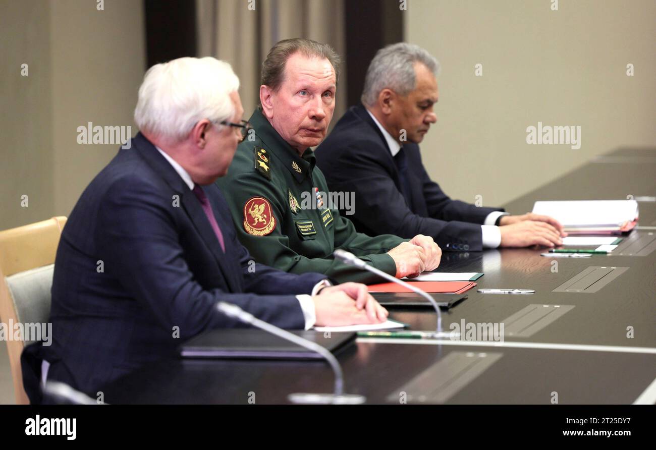 Novo-Ogaryovo, Russland. Oktober 2023. Von links nach rechts: Der stellvertretende russische Außenminister Sergej Ryabkow, der Direktor der Bundesgarde Viktor Zolotow und der Verteidigungsminister Sergej Shoigu hören zu, wie Präsident Wladimir Putin in der Residenz des Präsidenten Novo-Ogarjowo, am 16. Oktober 2023 außerhalb Moskaus, den Vorsitz eines persönlichen Treffens zu operativen Fragen führt. Quelle: Gavriil Grigorov/Kreml Pool/Alamy Live News Stockfoto