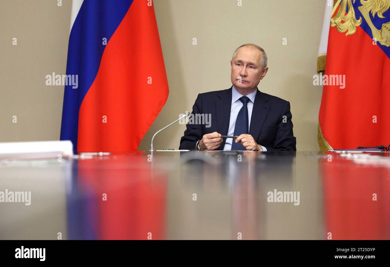 Novo-Ogaryovo, Russland. Oktober 2023. Der russische Präsident Wladimir Putin leitet ein persönliches Treffen mit Regierungsbeamten, um operative Fragen in der Residenz des Präsidentenstaates Novo-Ogaryowo am 16. Oktober 2023 außerhalb Moskaus zu diskutieren. Quelle: Gavriil Grigorov/Kreml Pool/Alamy Live News Stockfoto