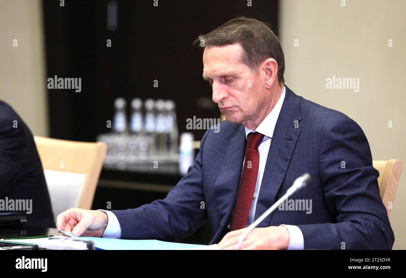 Novo-Ogaryovo, Russland. Oktober 2023. Der Direktor des russischen Auslandsgeheimdienstes Sergej Naryschkin vor einem persönlichen Treffen unter dem Vorsitz von Präsident Wladimir Putin in der Residenz des Präsidenten Novo-Ogarjowo am 16. Oktober 2023 außerhalb Moskaus. Quelle: Gavriil Grigorov/Kreml Pool/Alamy Live News Stockfoto