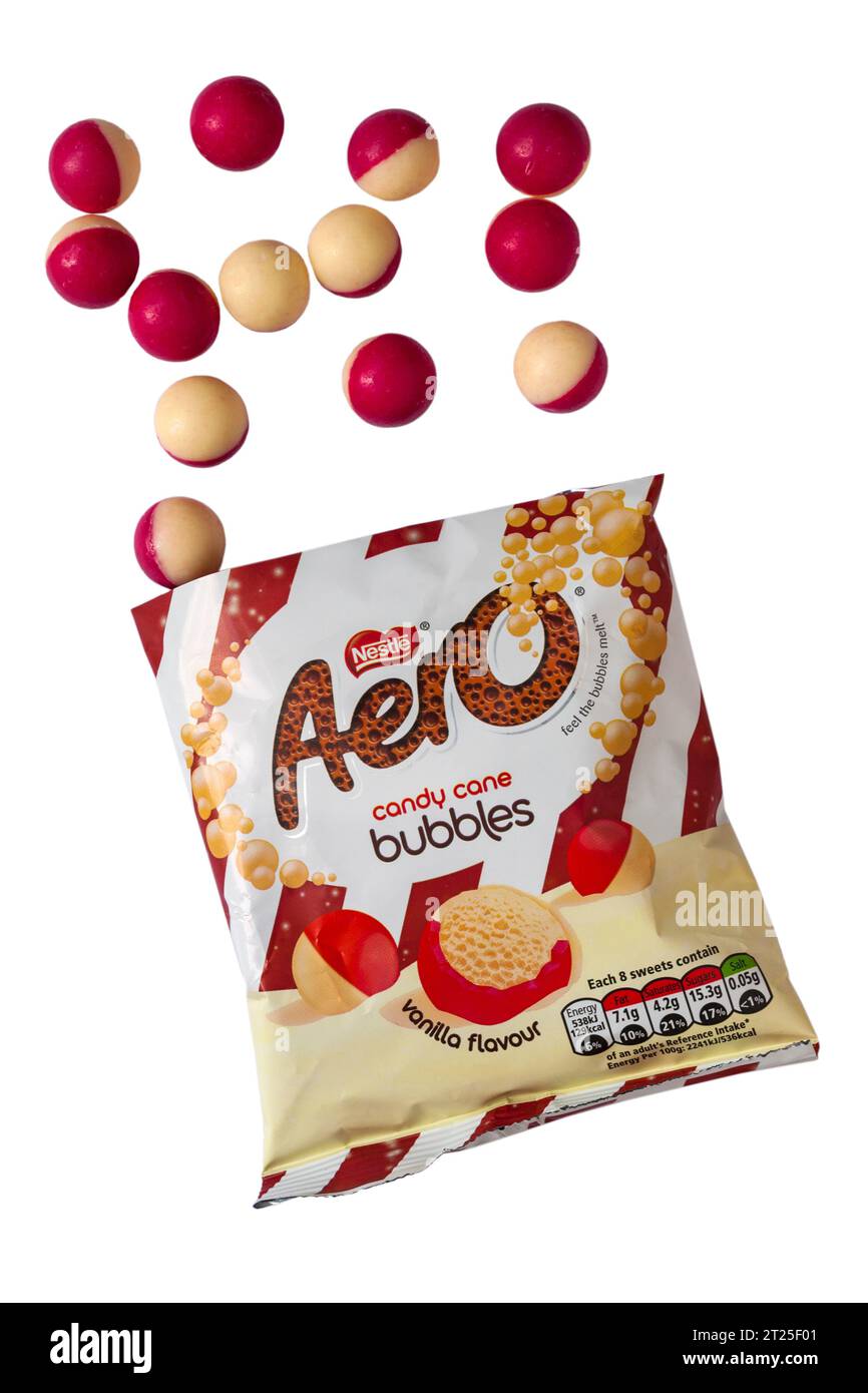 Paket Nestle Aero Candy Cane Bubbles Vanillegeschmack geöffnet mit verschüttetem Inhalt isoliert auf weißem Hintergrund Stockfoto