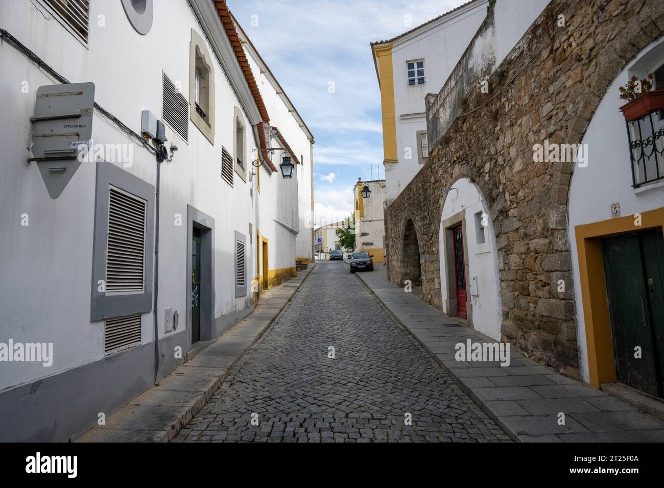 Das antike Aquädukt Evora, in der mittelalterlichen Mauer in Portugal, zwischen 1532 und 1537 errichtet, stellte dieses Aquädukt im Renaissancestil endlich sauberes drin zur Verfügung Stockfoto